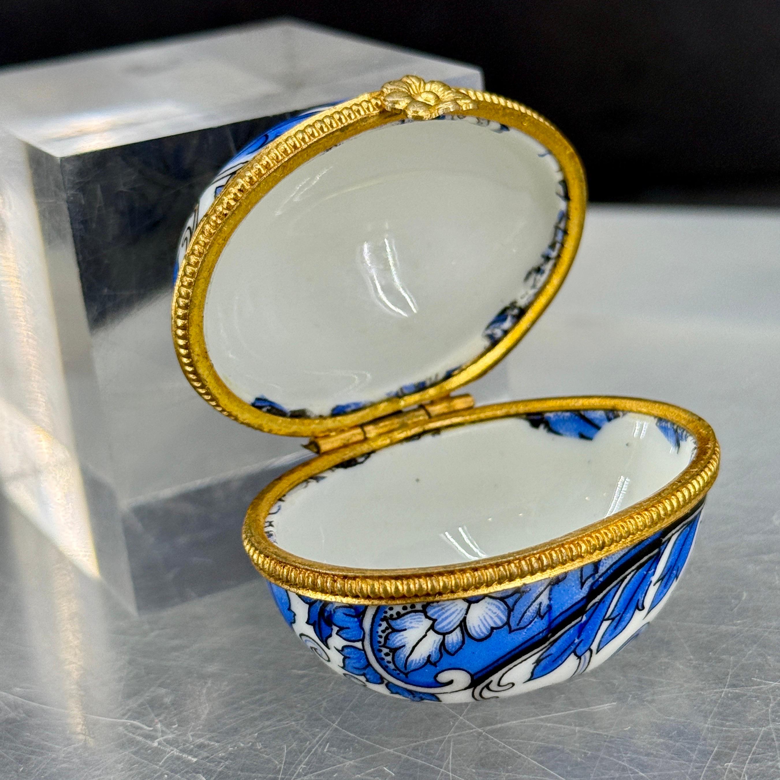 Scatola ovale in porcellana francese Limoges, blu e bianca, per gingilli in vendita 3