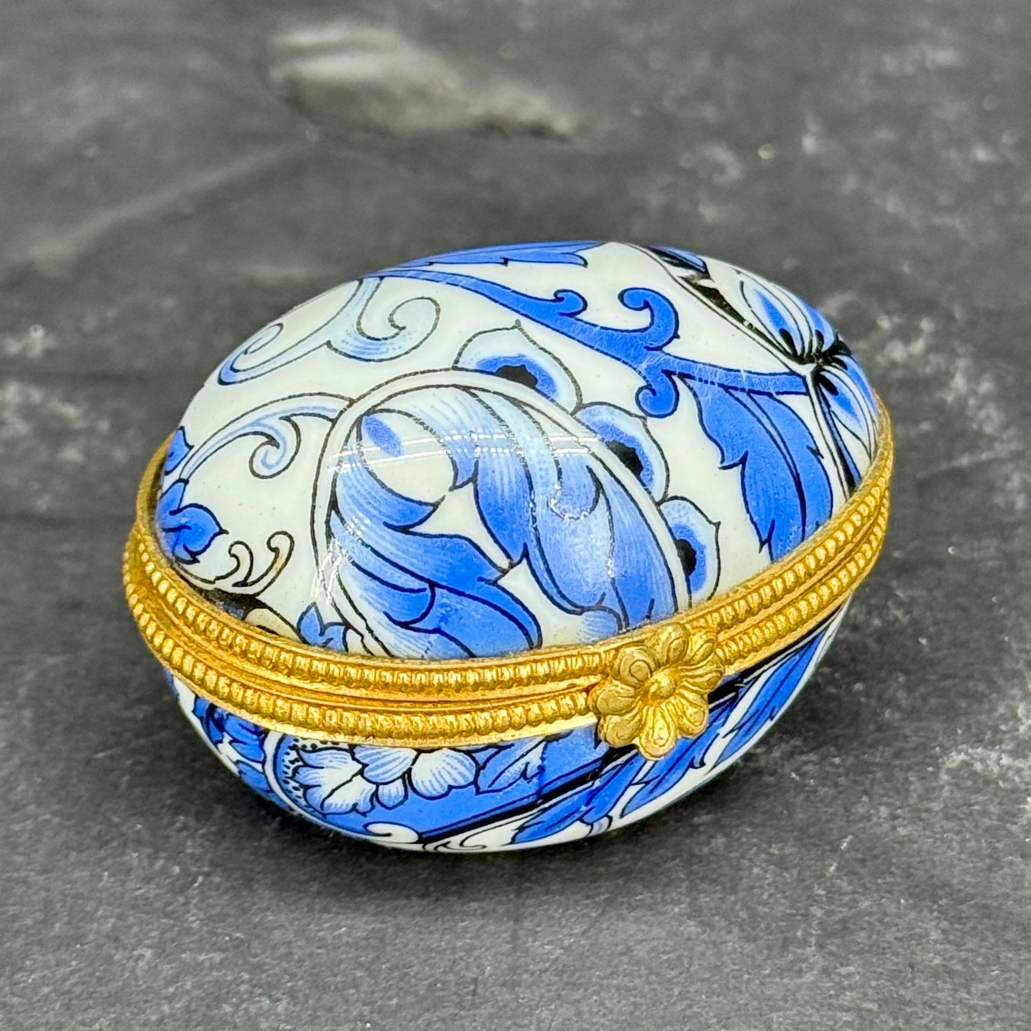 Scatola ovale in porcellana francese Limoges, blu e bianca, per gingilli in vendita 4