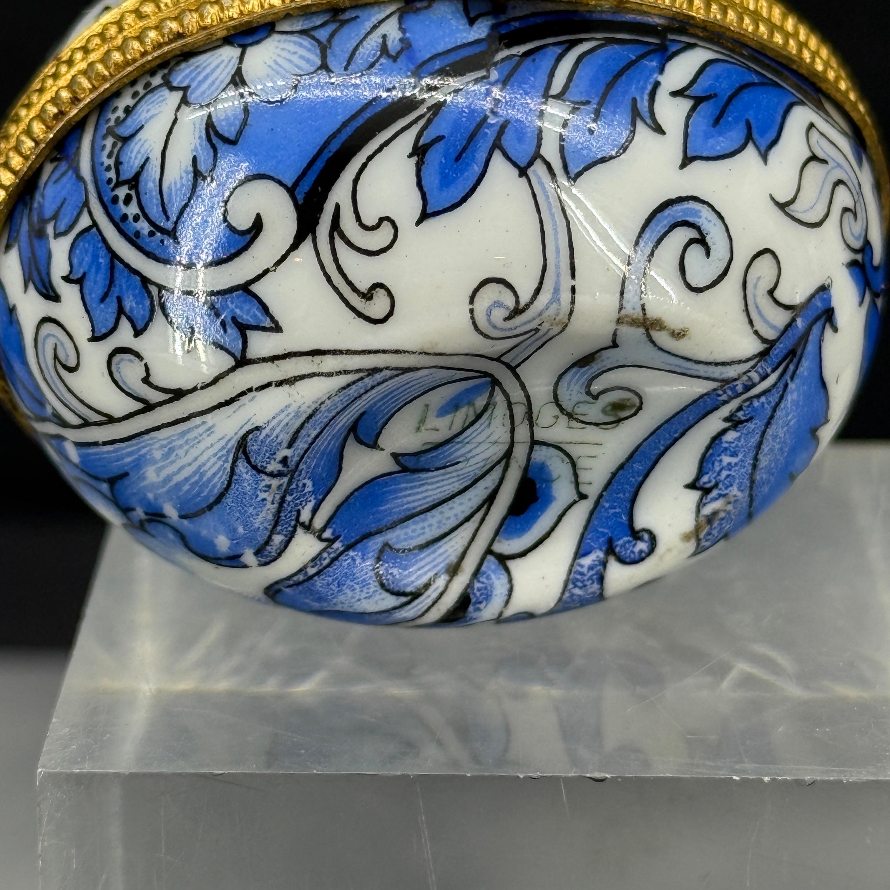 Scatola ovale in porcellana francese Limoges, blu e bianca, per gingilli in vendita 5