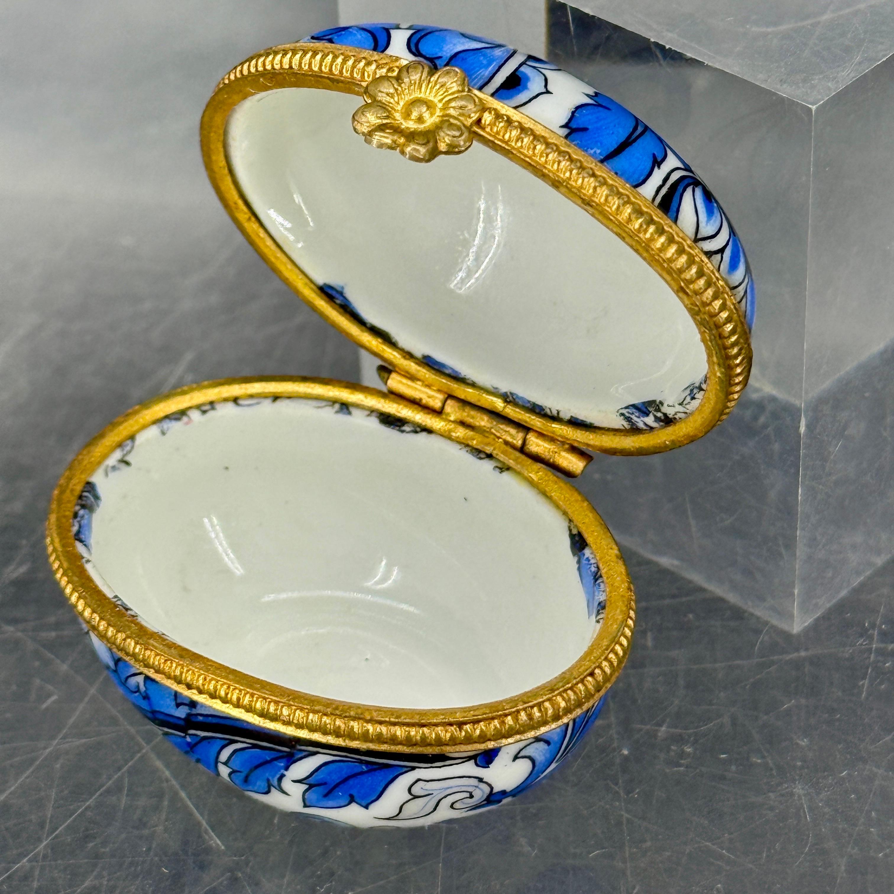 Stile provenzale Scatola ovale in porcellana francese Limoges, blu e bianca, per gingilli in vendita