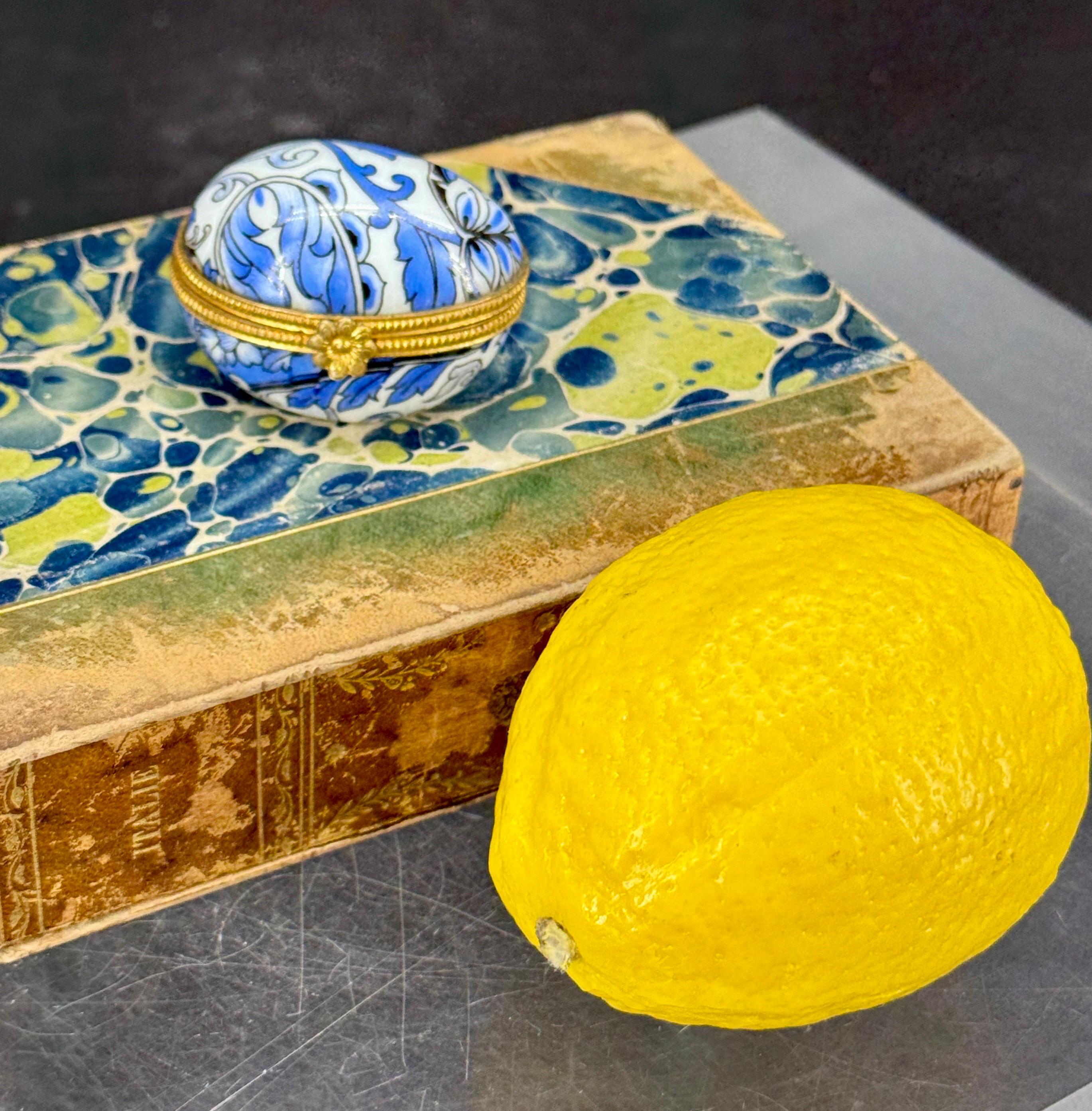 Francese Scatola ovale in porcellana francese Limoges, blu e bianca, per gingilli in vendita