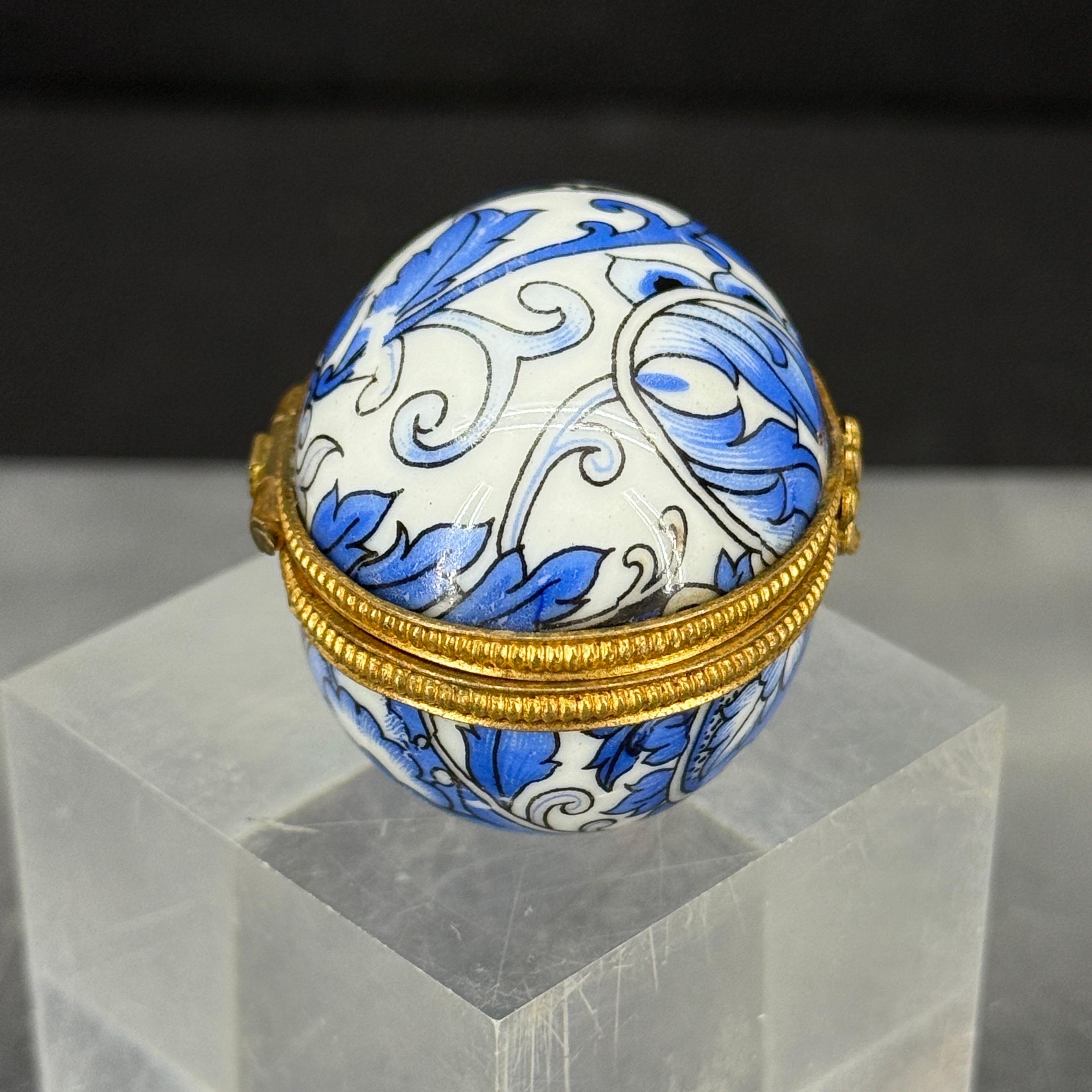 Fatto a mano Scatola ovale in porcellana francese Limoges, blu e bianca, per gingilli in vendita