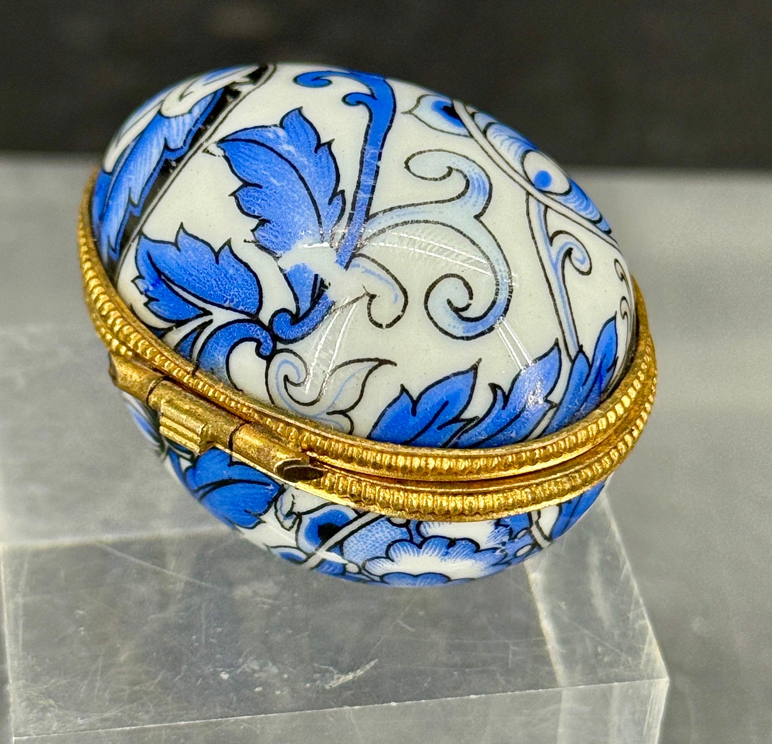 XX secolo Scatola ovale in porcellana francese Limoges, blu e bianca, per gingilli in vendita