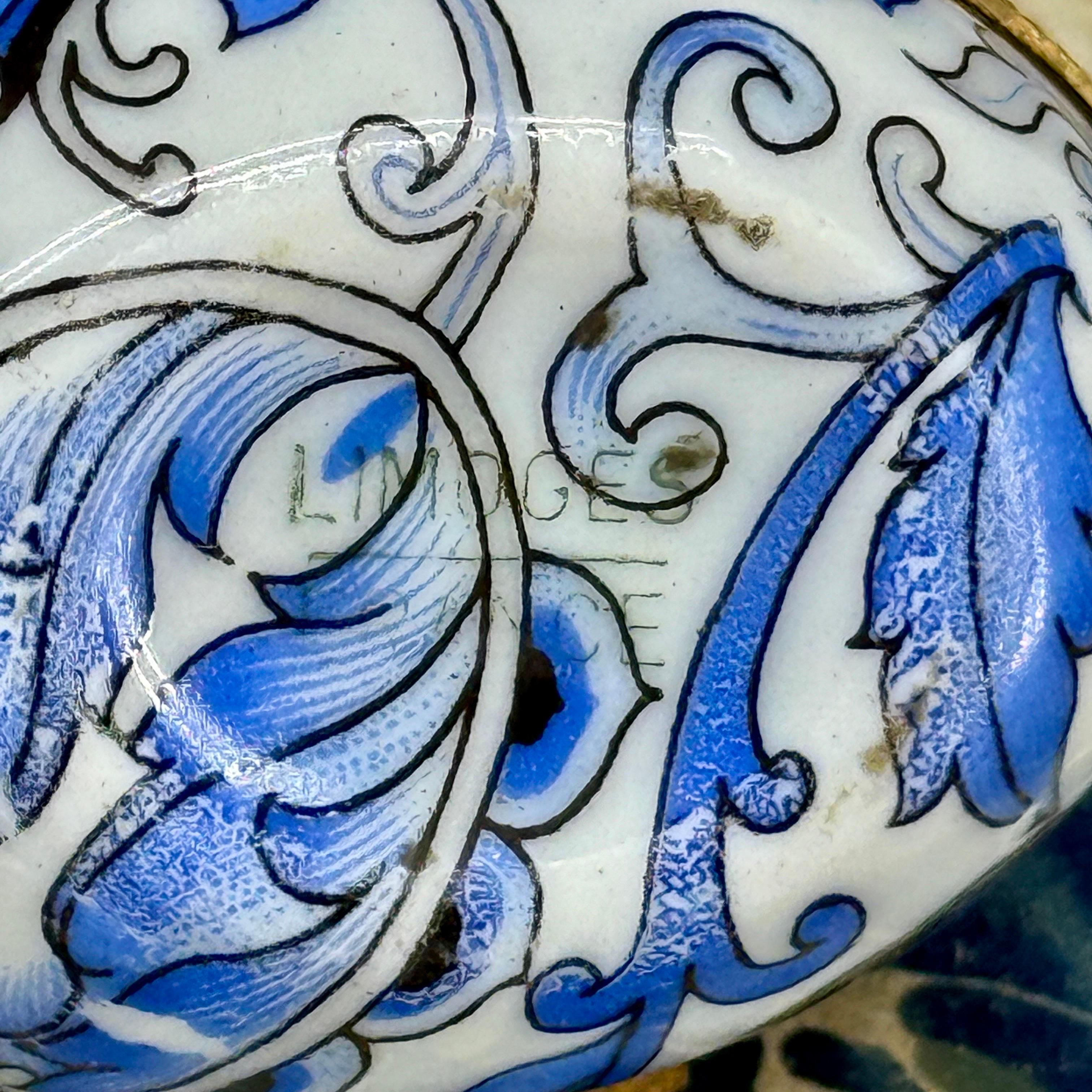 Oro Scatola ovale in porcellana francese Limoges, blu e bianca, per gingilli in vendita