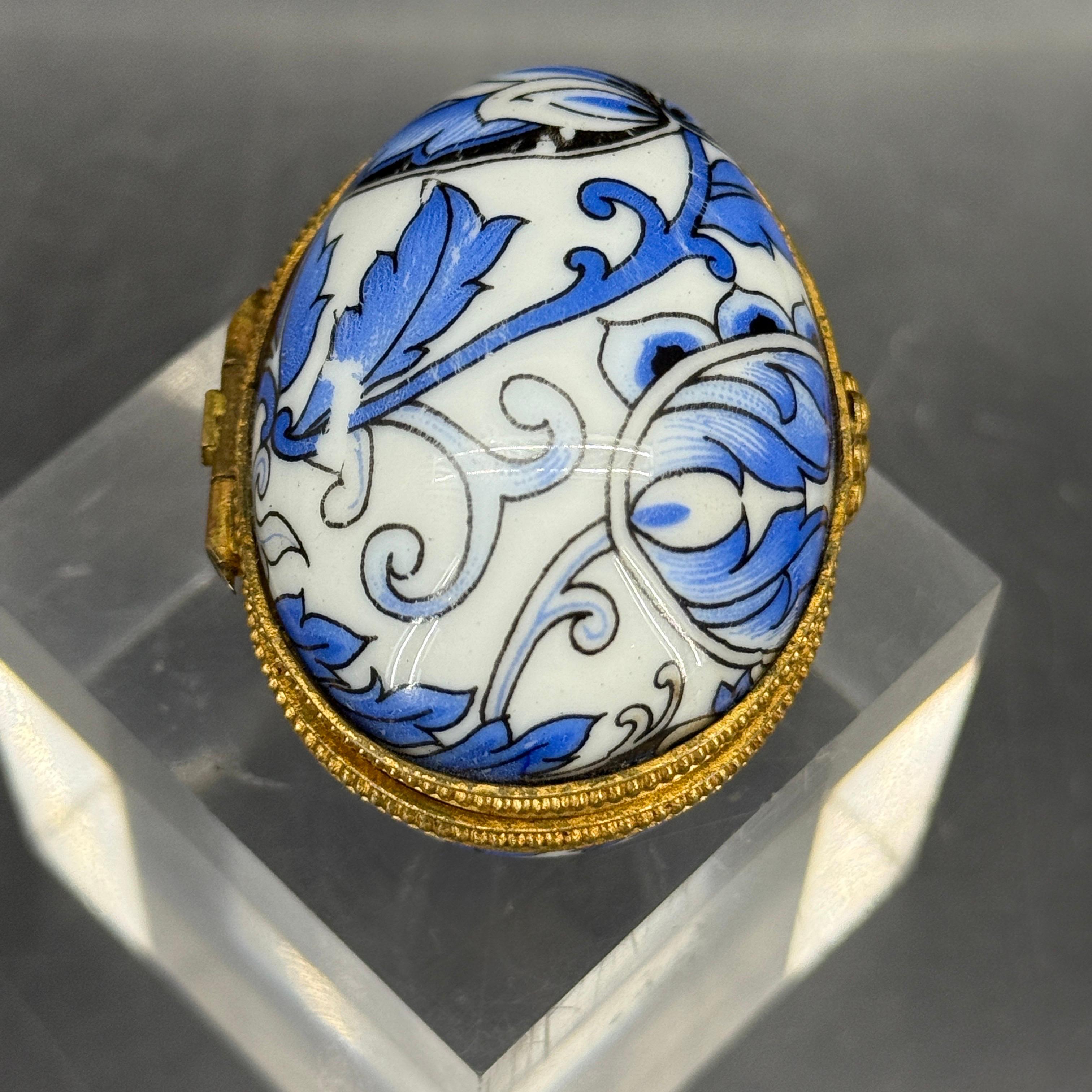 Scatola ovale in porcellana francese Limoges, blu e bianca, per gingilli in vendita 1