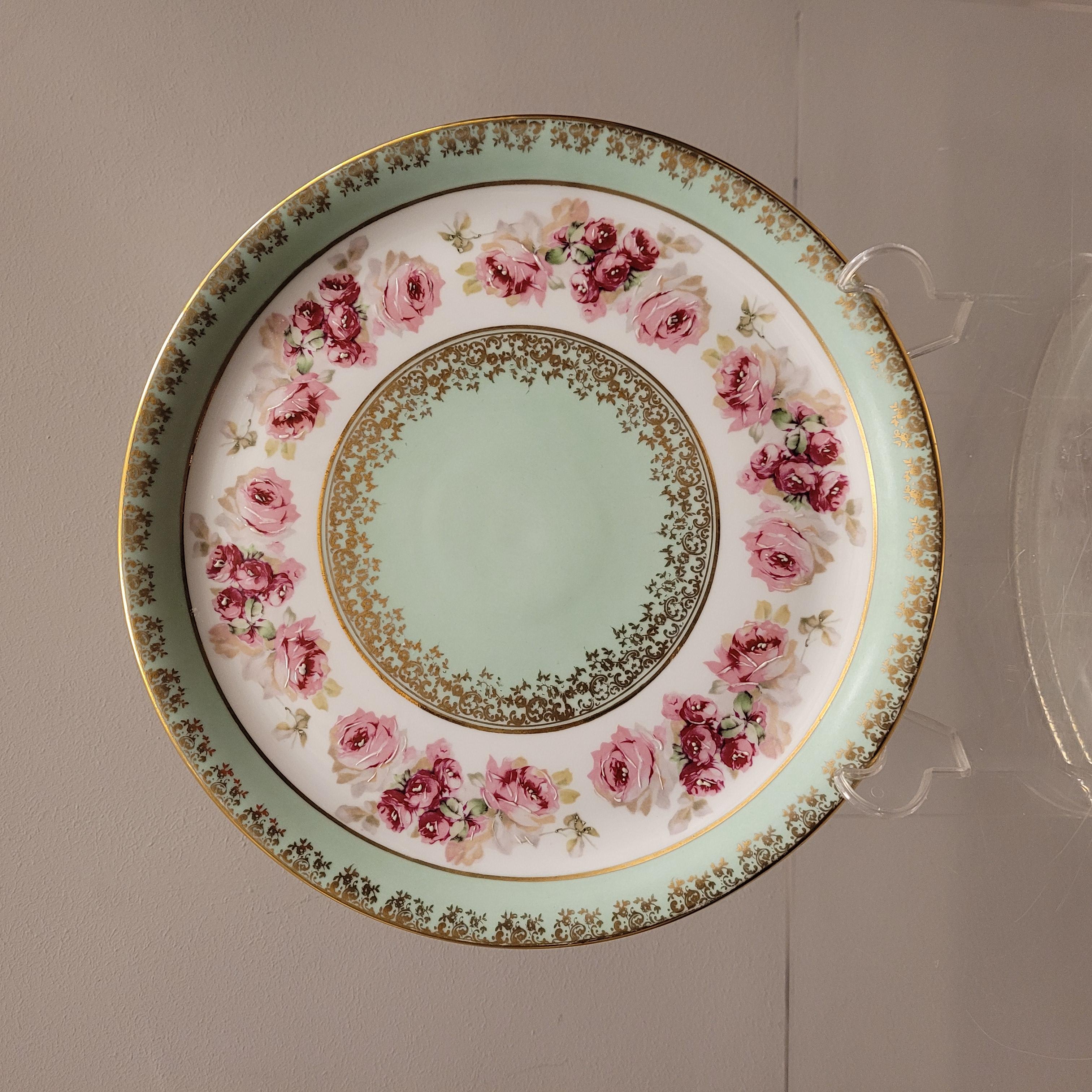 Gorgeous Limoges porcelain plate, mint green and pink, early 20 th– France

This romantic Limoges porcelain plate features hand-painted fuchsia and pink roses on a pastel mint green background. The decorations are configured in different borders,