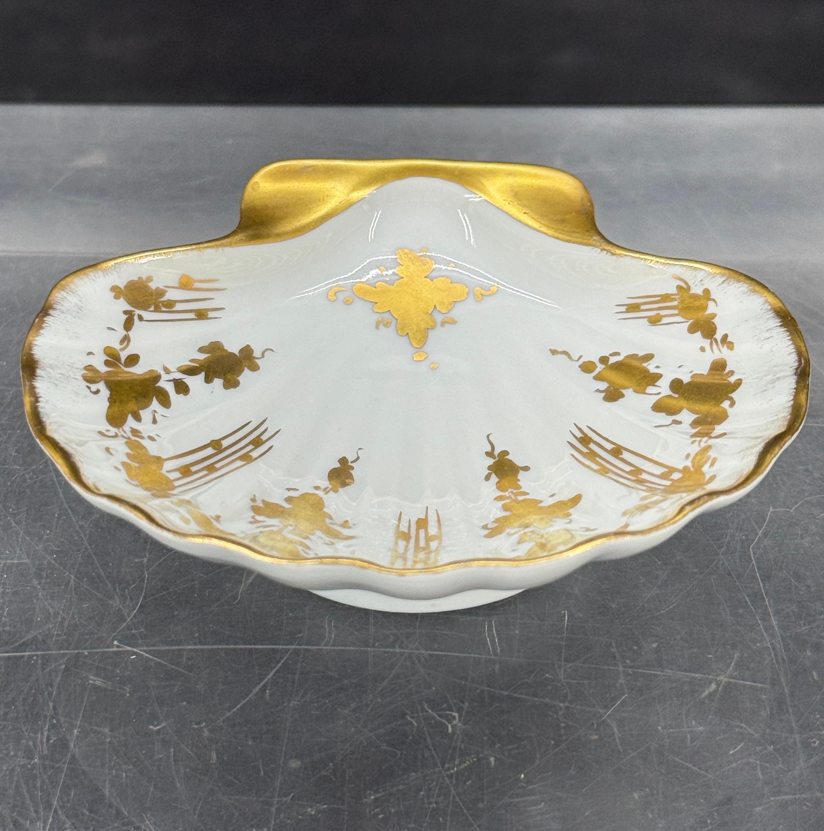Encantadora bandeja para baratijas de concha francesa de Limoges. Tal como se encuentra en Francia, esta pieza presenta un plato pintado a mano con detalles dorados. Esta pieza sería, sin duda, una fantástica adición a una colección existente de