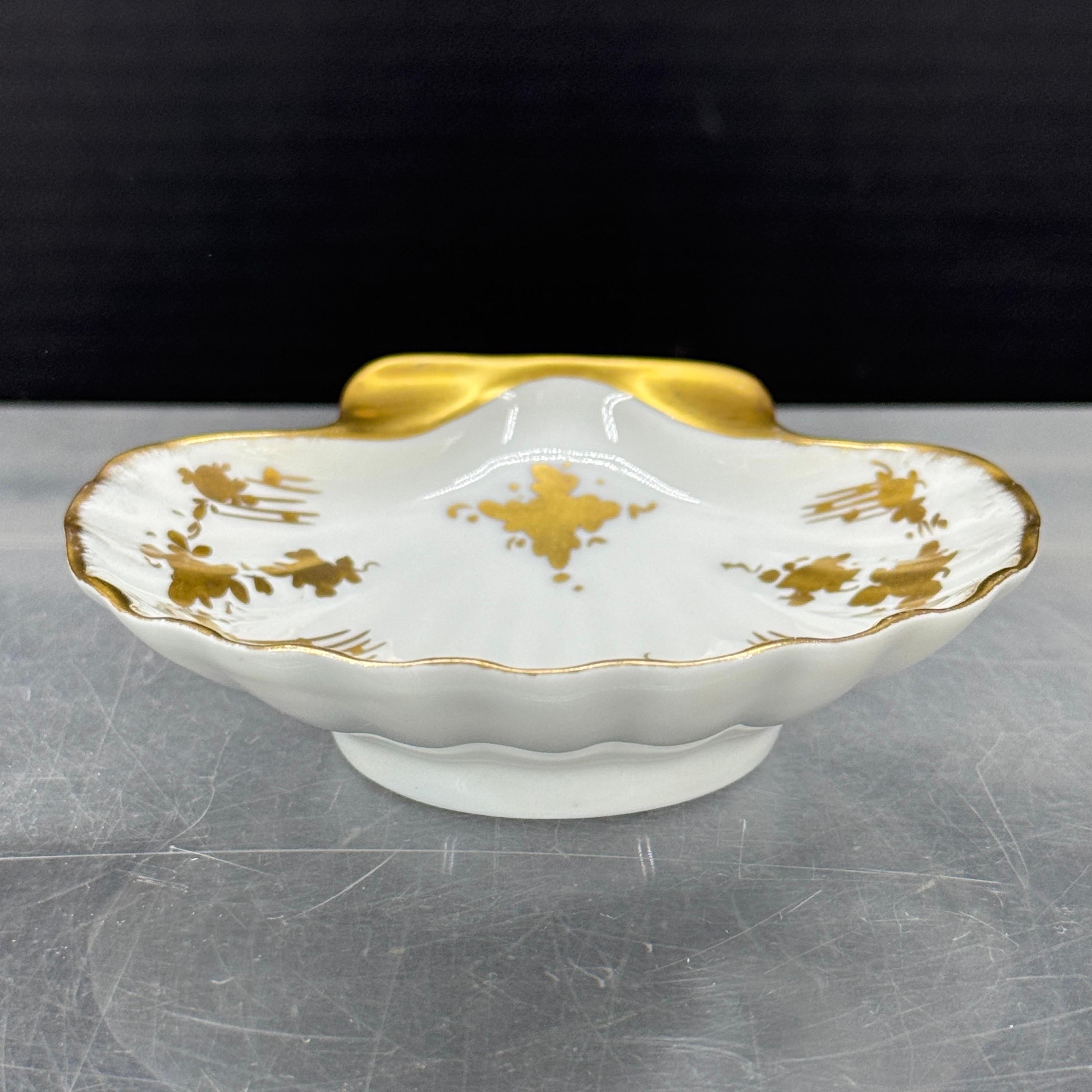 Bandeja de porcelana francesa de Limoges concha dorada para baratijas y joyas Provincial francés en venta