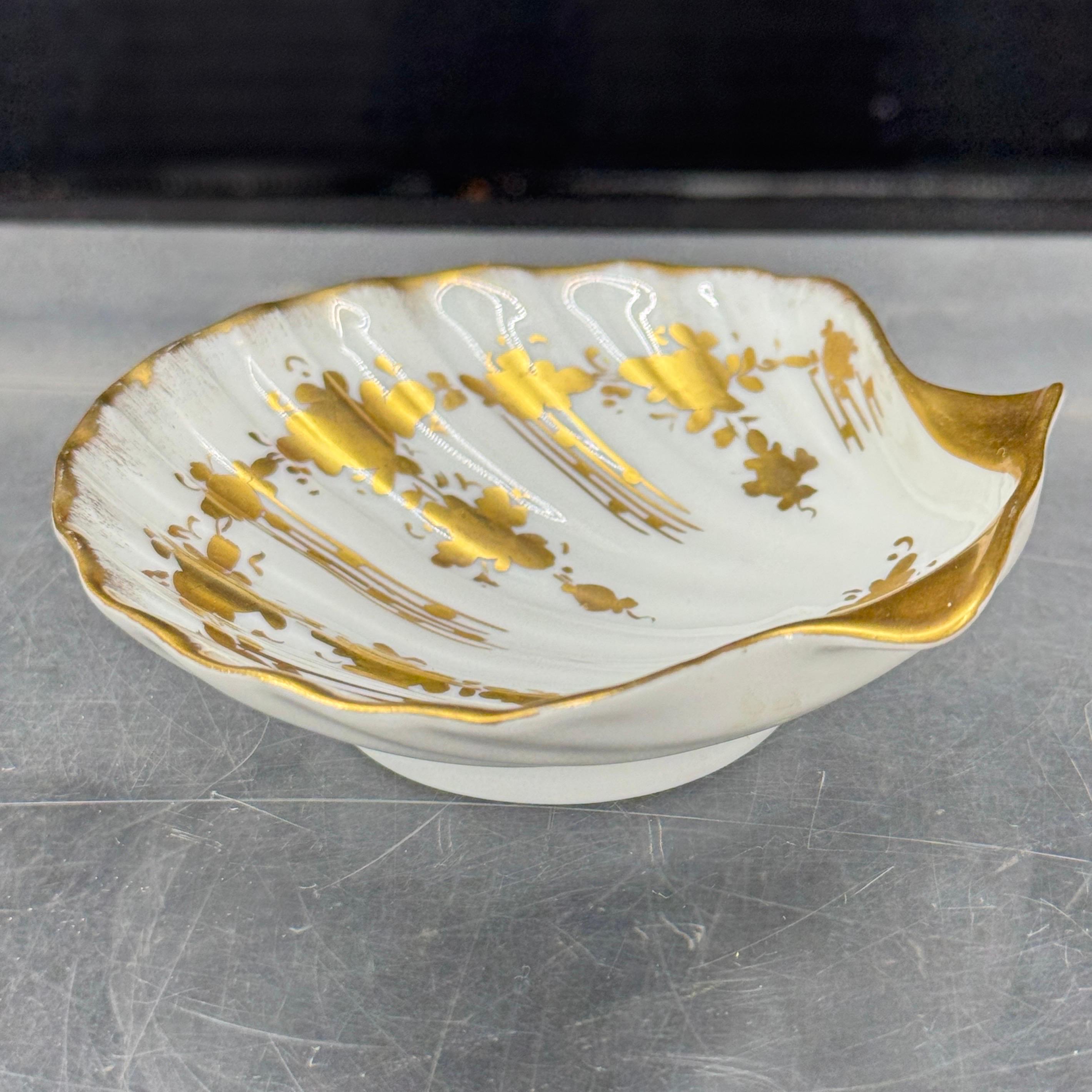Bandeja de porcelana francesa de Limoges concha dorada para baratijas y joyas Francés en venta