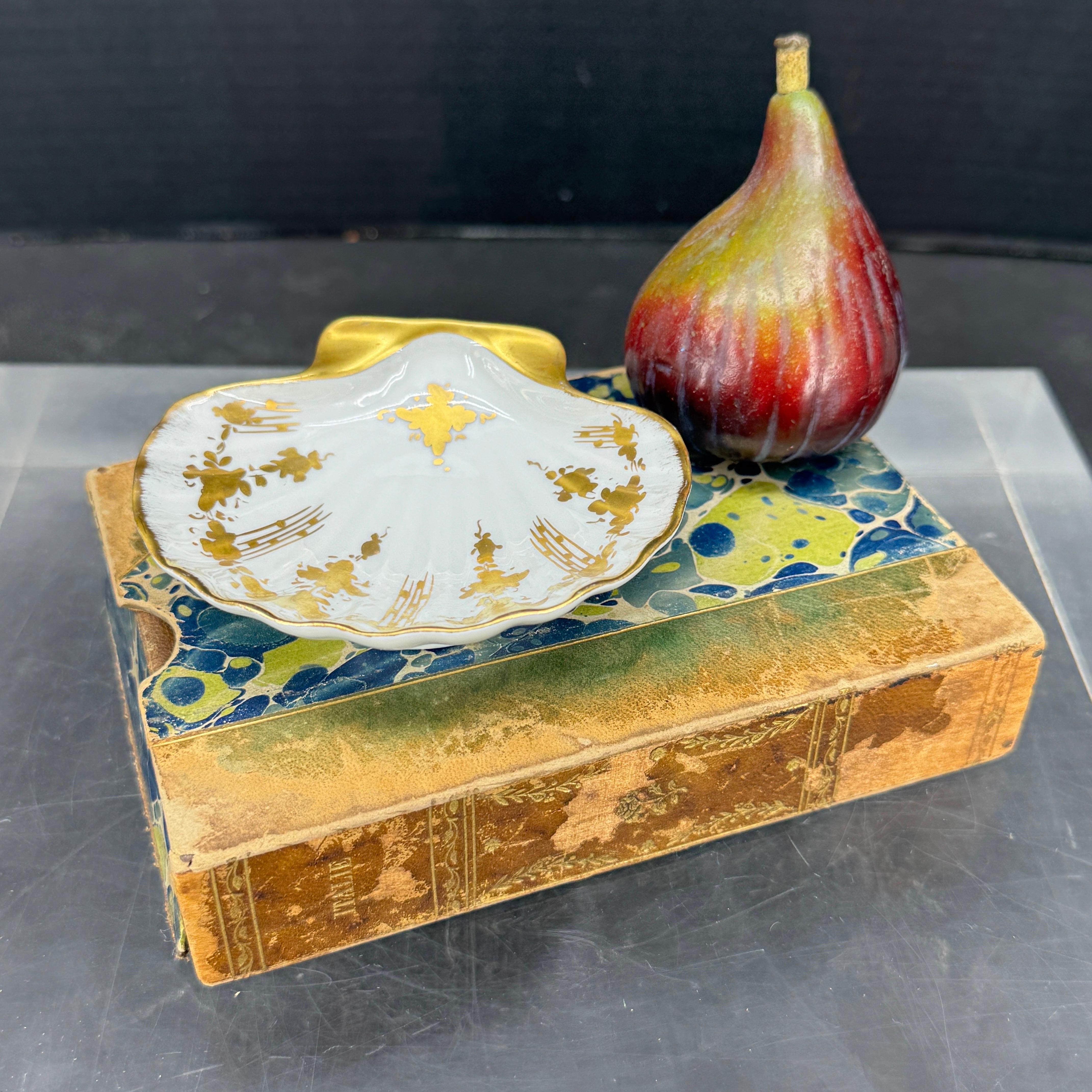 Bandeja de porcelana francesa de Limoges concha dorada para baratijas y joyas siglo XX en venta