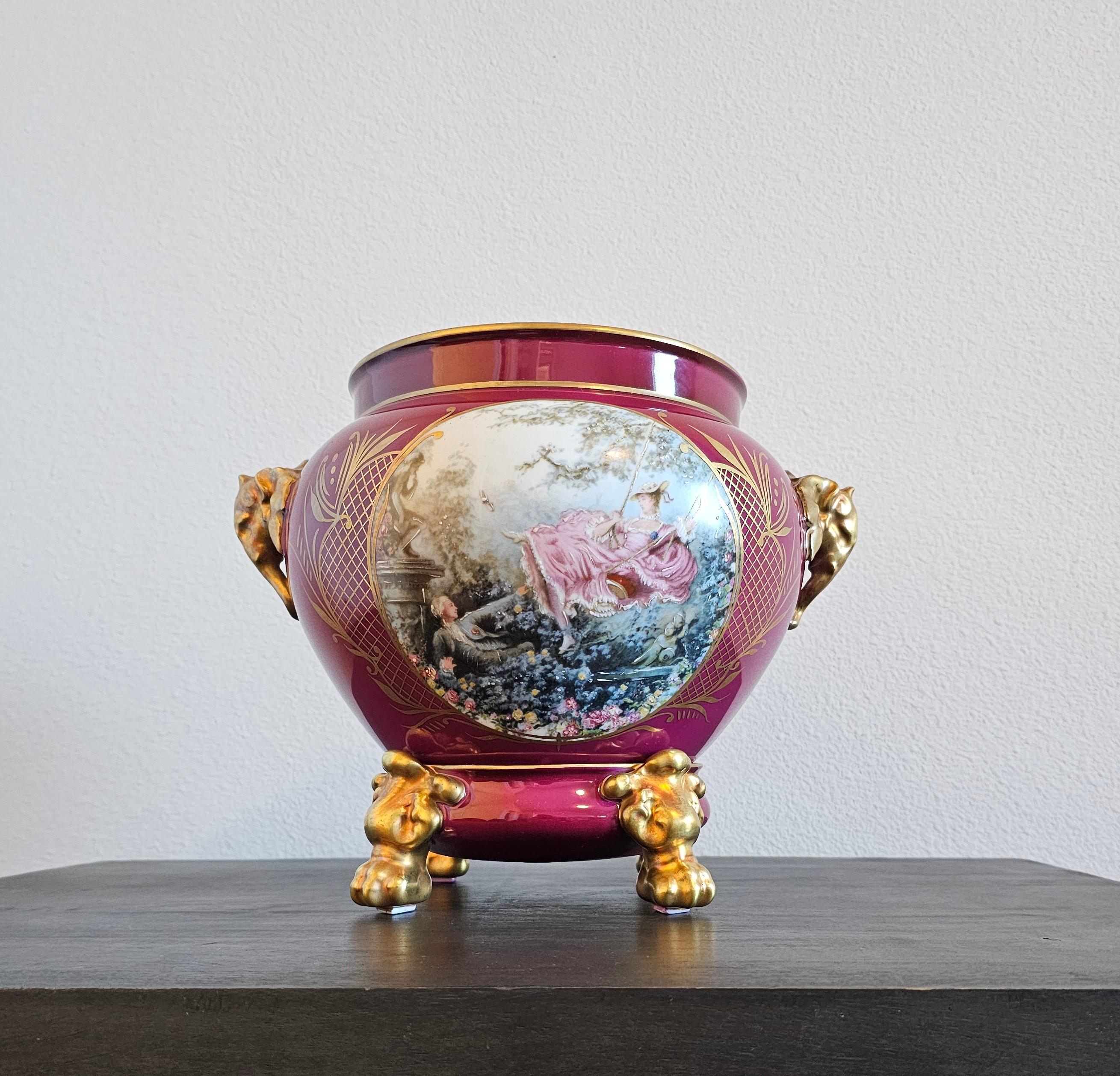Französisch Limoges Porzellan Zweiteilige Burgund vergoldet gemalt Vase Cachepot auf Stand im Angebot 4