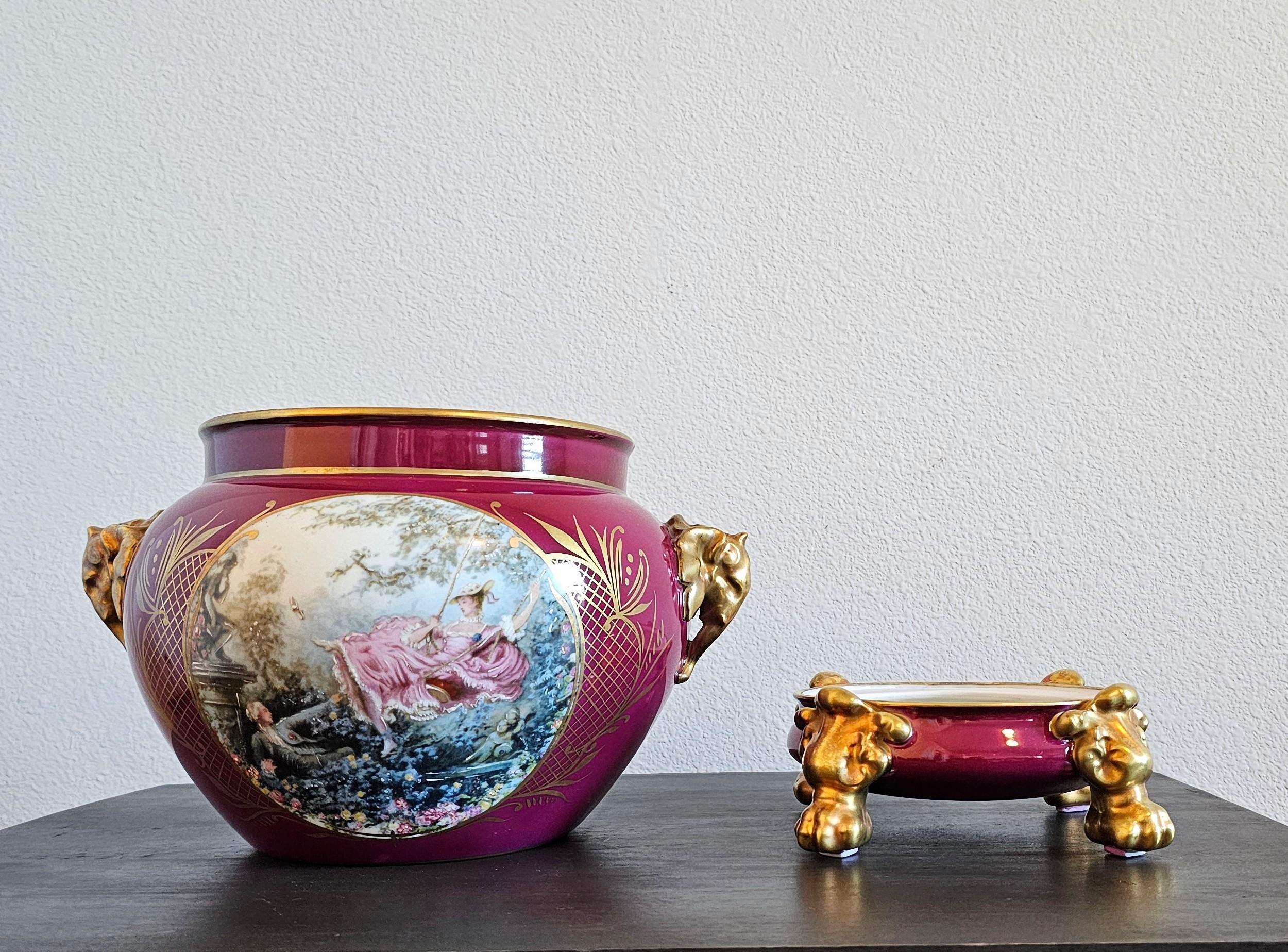 Französisch Limoges Porzellan Zweiteilige Burgund vergoldet gemalt Vase Cachepot auf Stand im Angebot 5