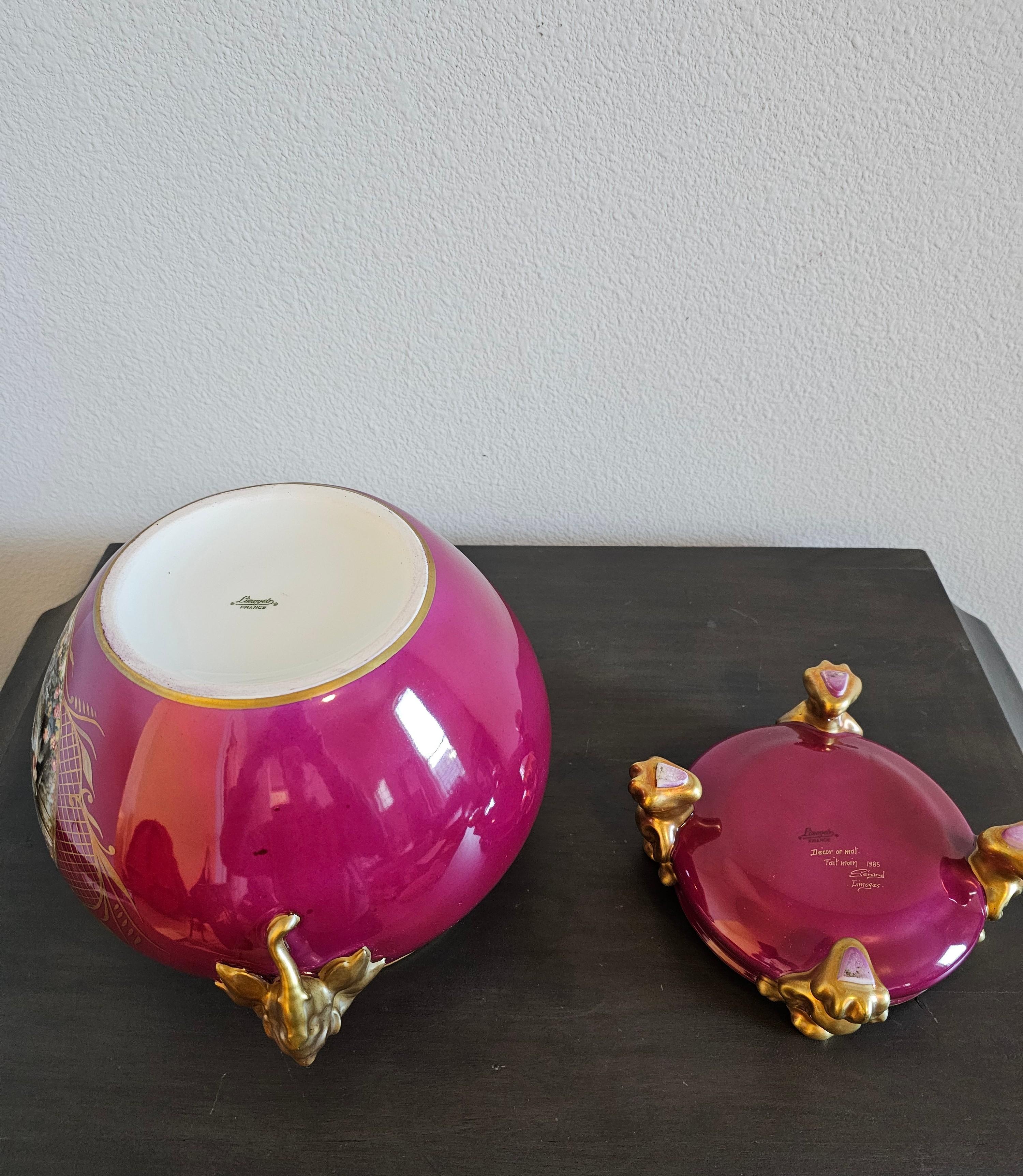 Französisch Limoges Porzellan Zweiteilige Burgund vergoldet gemalt Vase Cachepot auf Stand im Angebot 7