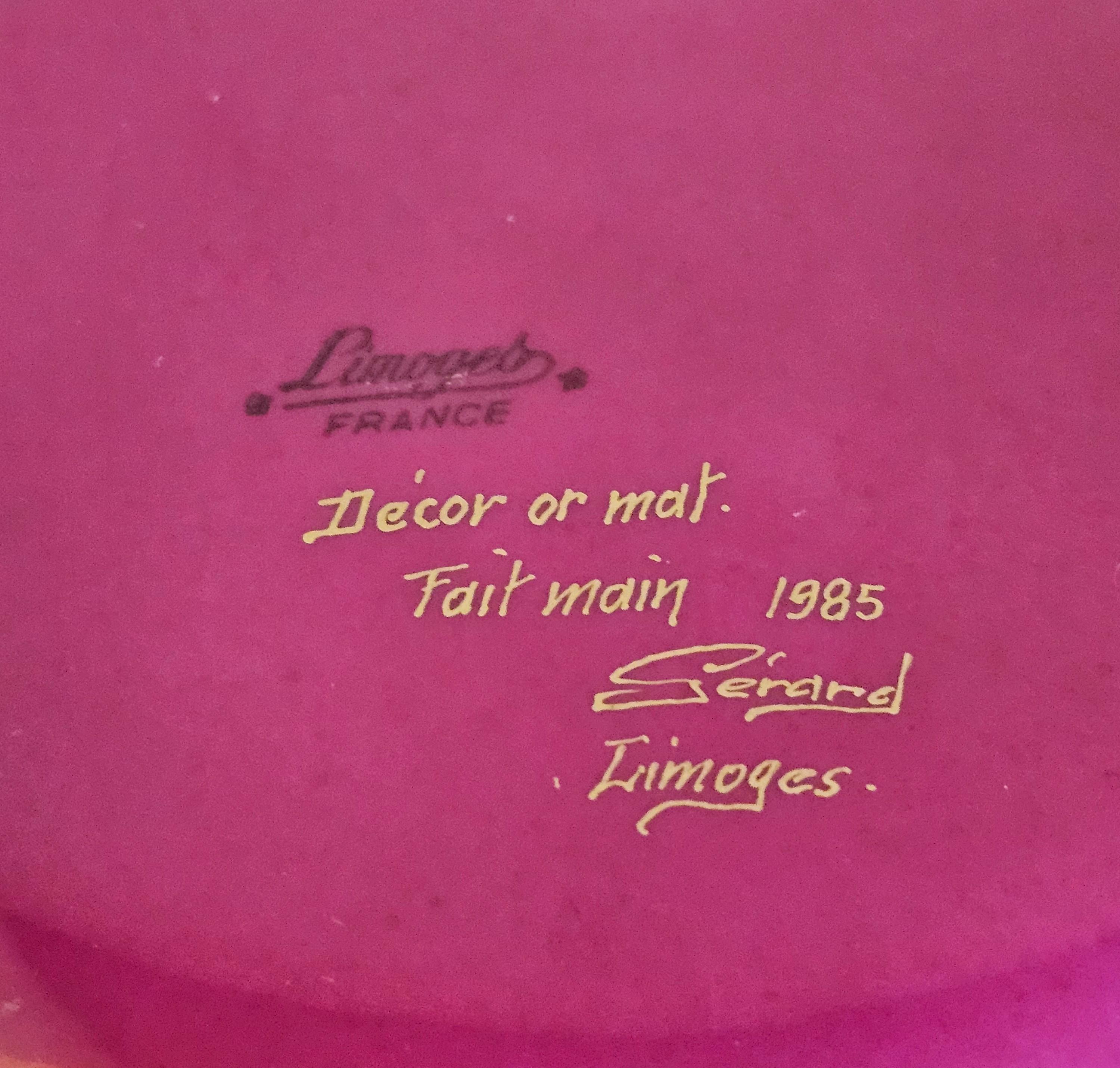 Französisch Limoges Porzellan Zweiteilige Burgund vergoldet gemalt Vase Cachepot auf Stand im Angebot 9