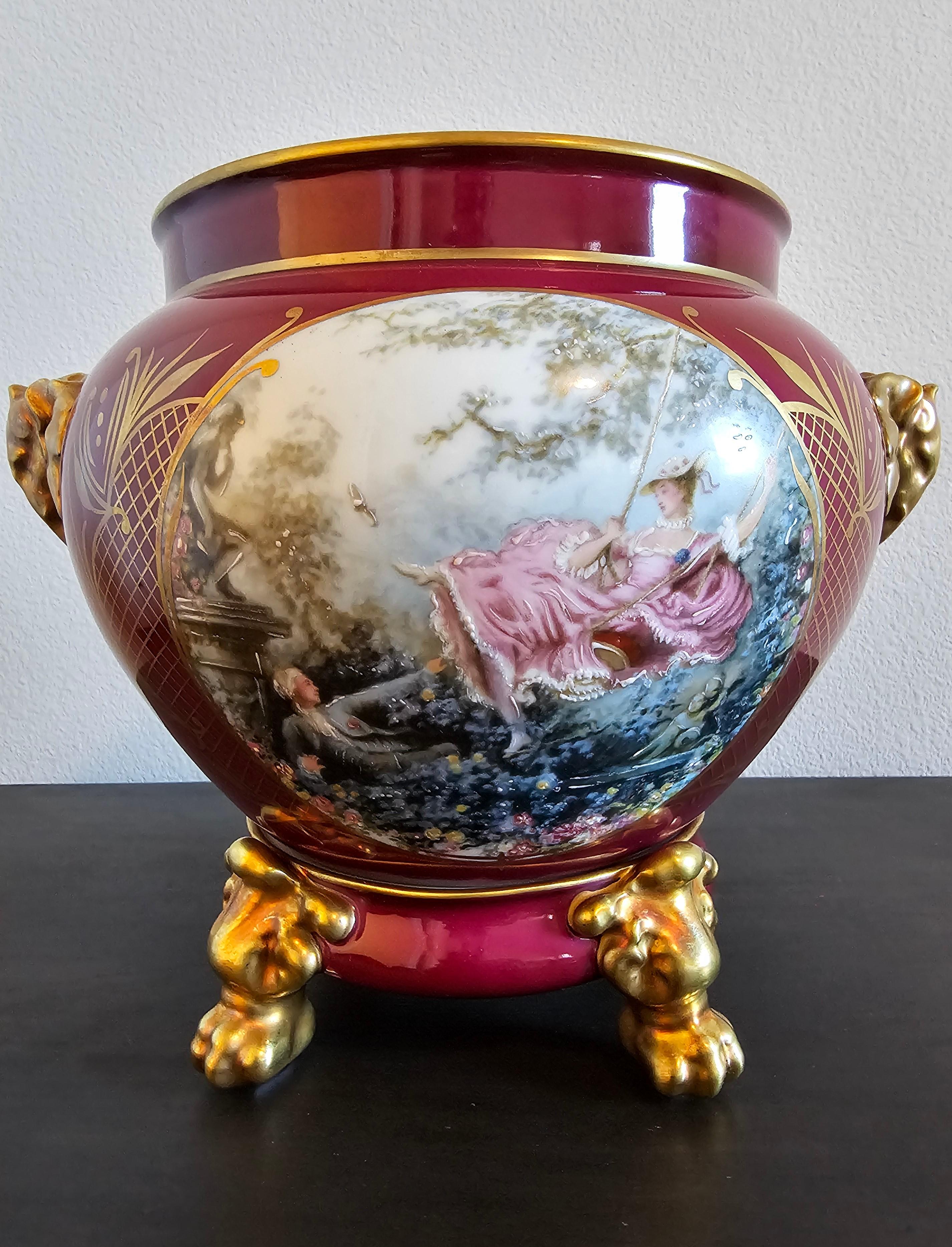 Eine atemberaubende zweiteilige Französisch Limoges Porzellan Vase / Jardiniere Pflanzer / Übertopf / Tisch Centerpiece / Weinflasche Kühler auf Stand, mit außergewöhnlichen 