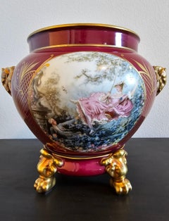 Deux pièces en porcelaine de Limoges peinte en bourgogne et dorée Vase Cachepot sur Stand