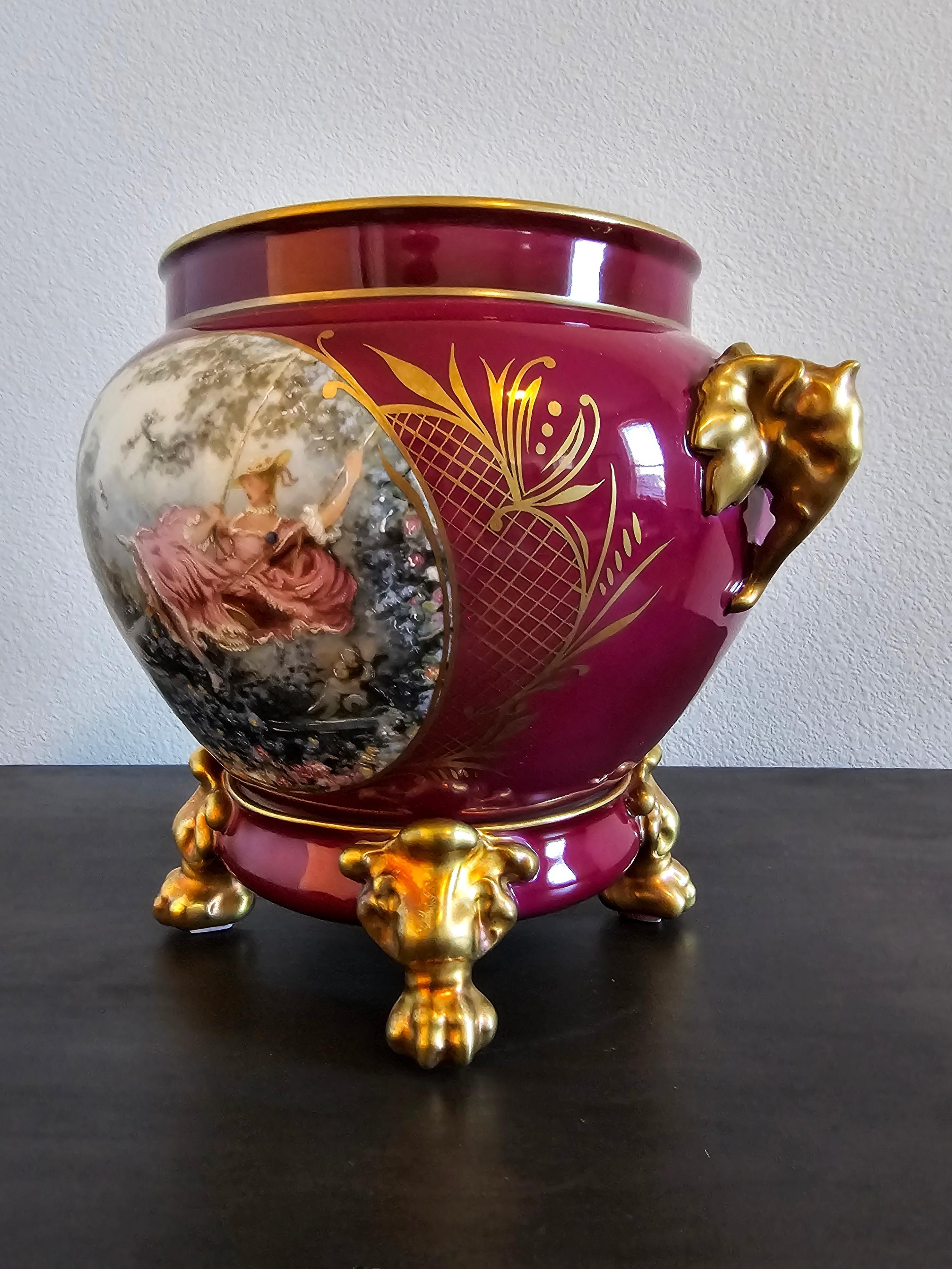 Französisch Limoges Porzellan Zweiteilige Burgund vergoldet gemalt Vase Cachepot auf Stand (Neurokoko) im Angebot