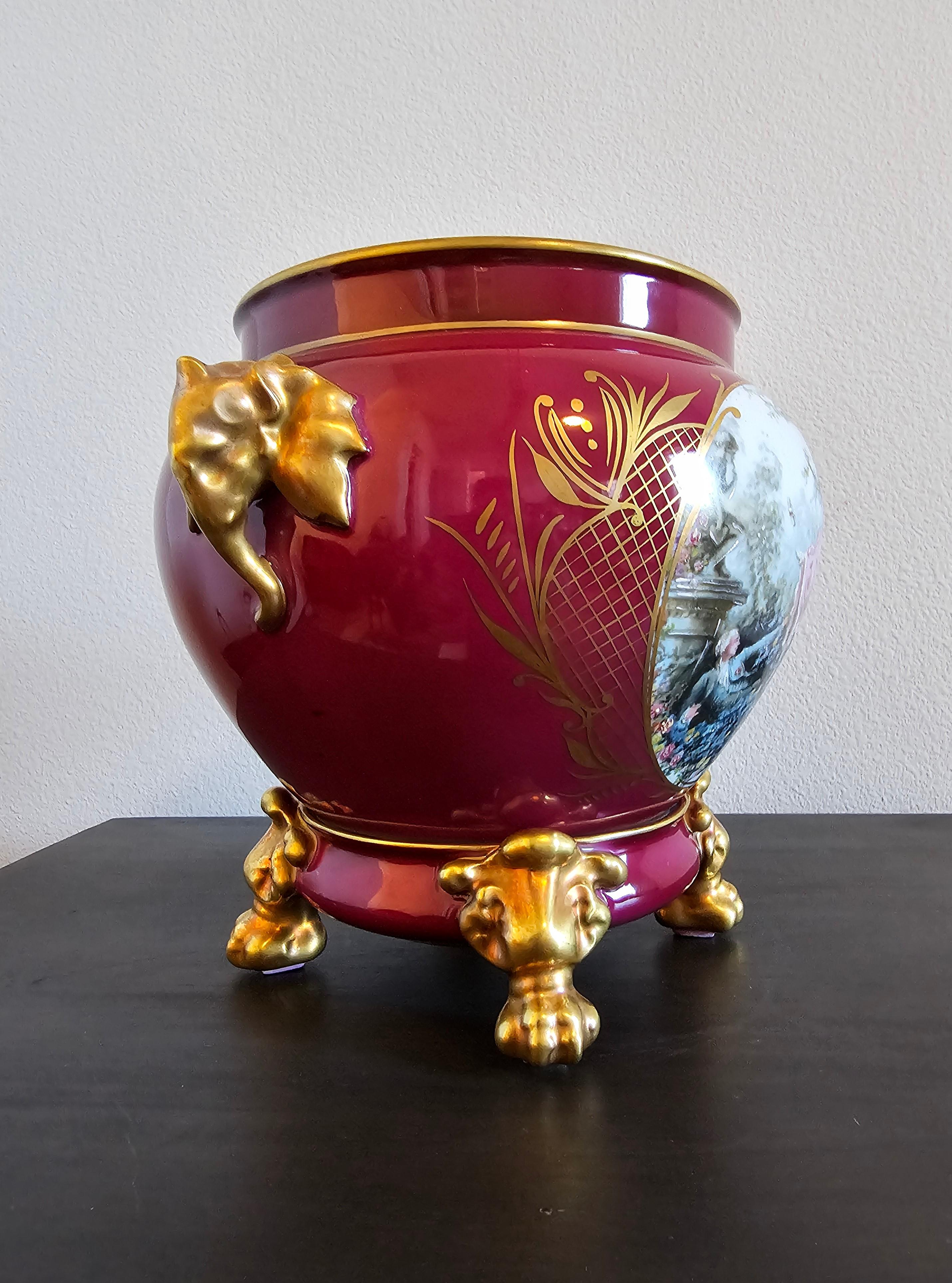Französisch Limoges Porzellan Zweiteilige Burgund vergoldet gemalt Vase Cachepot auf Stand (Vergoldet) im Angebot