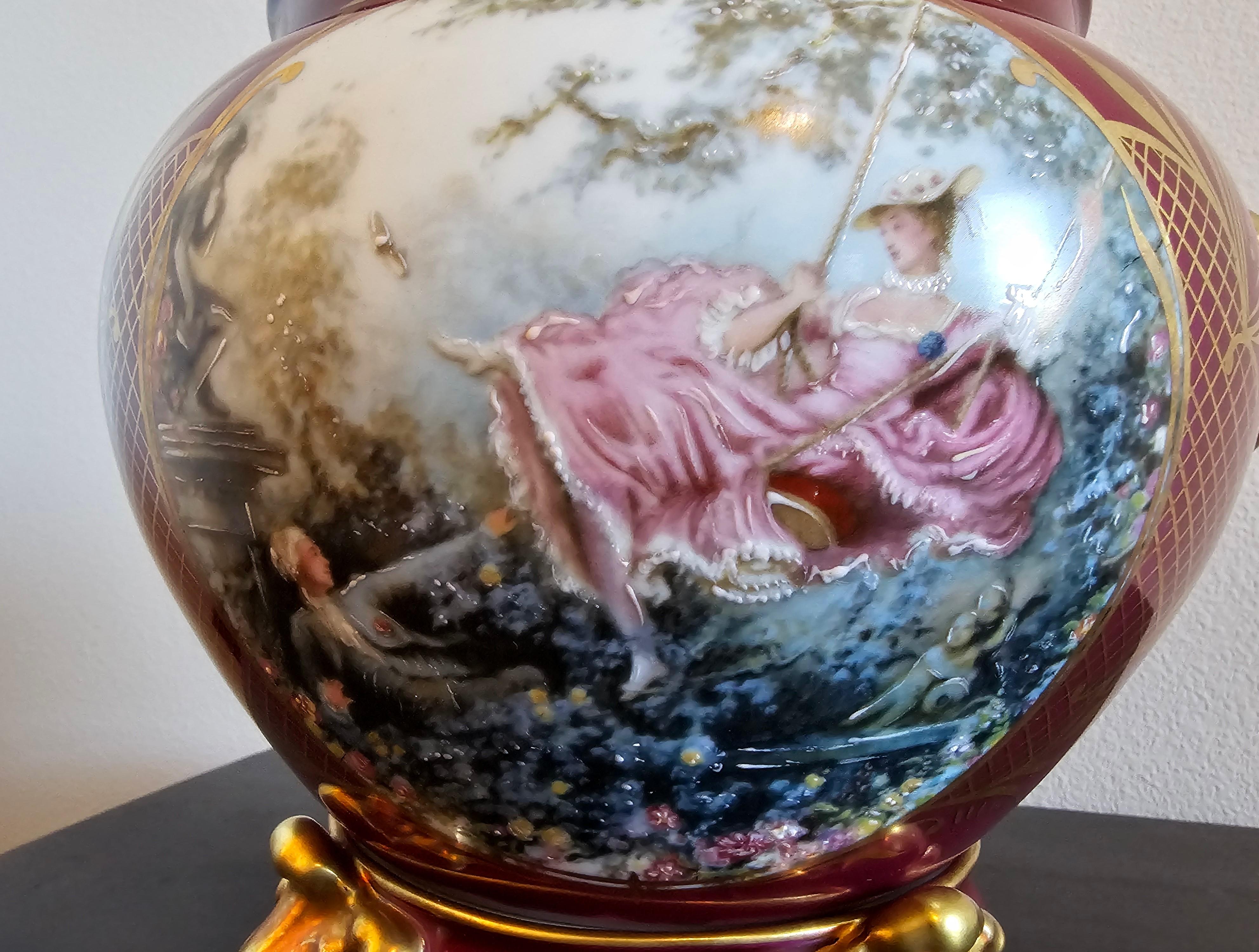 Französisch Limoges Porzellan Zweiteilige Burgund vergoldet gemalt Vase Cachepot auf Stand im Zustand „Hervorragend“ im Angebot in Forney, TX