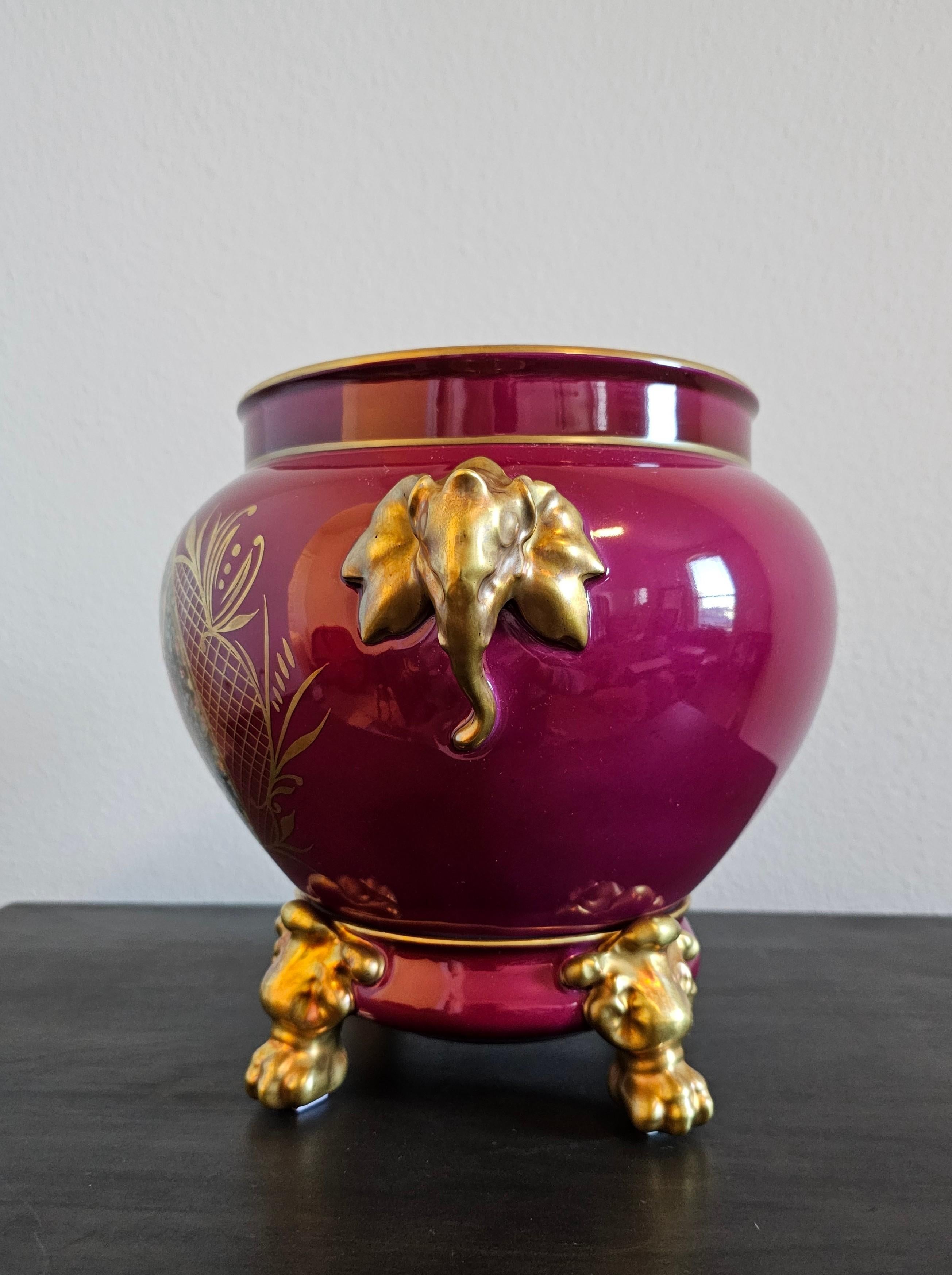 Französisch Limoges Porzellan Zweiteilige Burgund vergoldet gemalt Vase Cachepot auf Stand (20. Jahrhundert) im Angebot