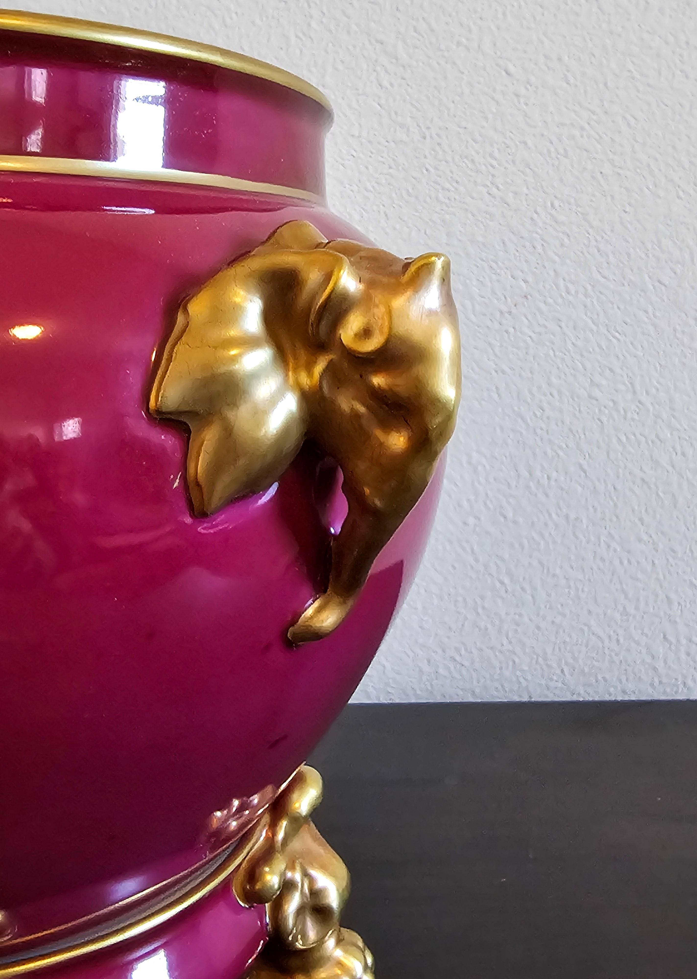 Französisch Limoges Porzellan Zweiteilige Burgund vergoldet gemalt Vase Cachepot auf Stand im Angebot 1