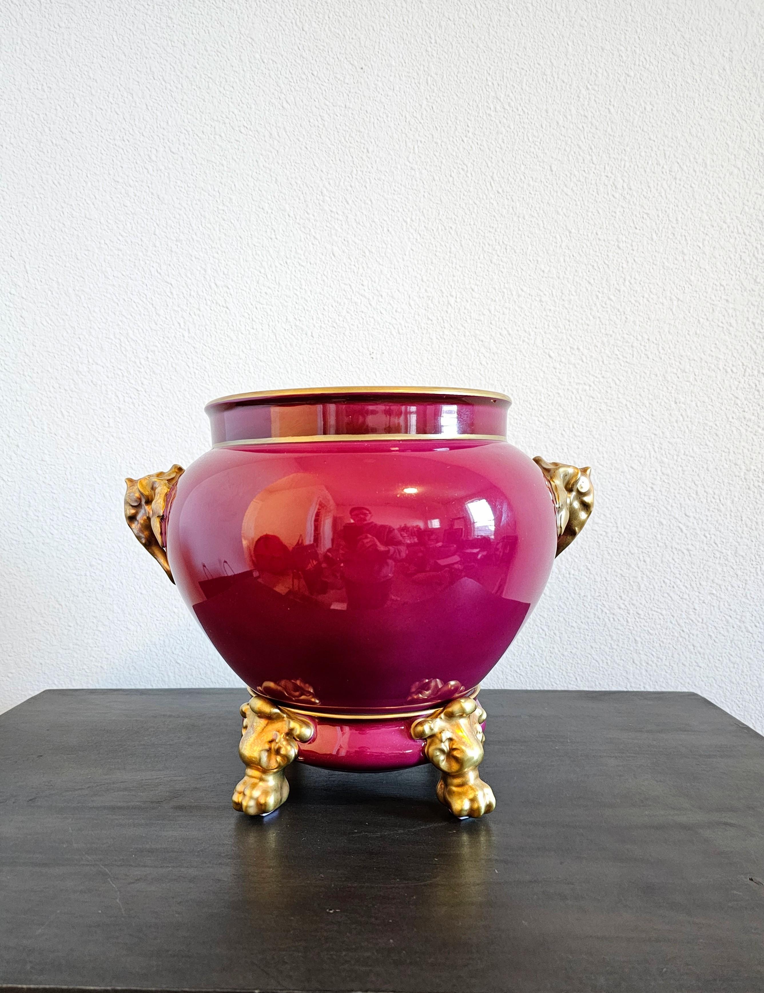Französisch Limoges Porzellan Zweiteilige Burgund vergoldet gemalt Vase Cachepot auf Stand im Angebot 2