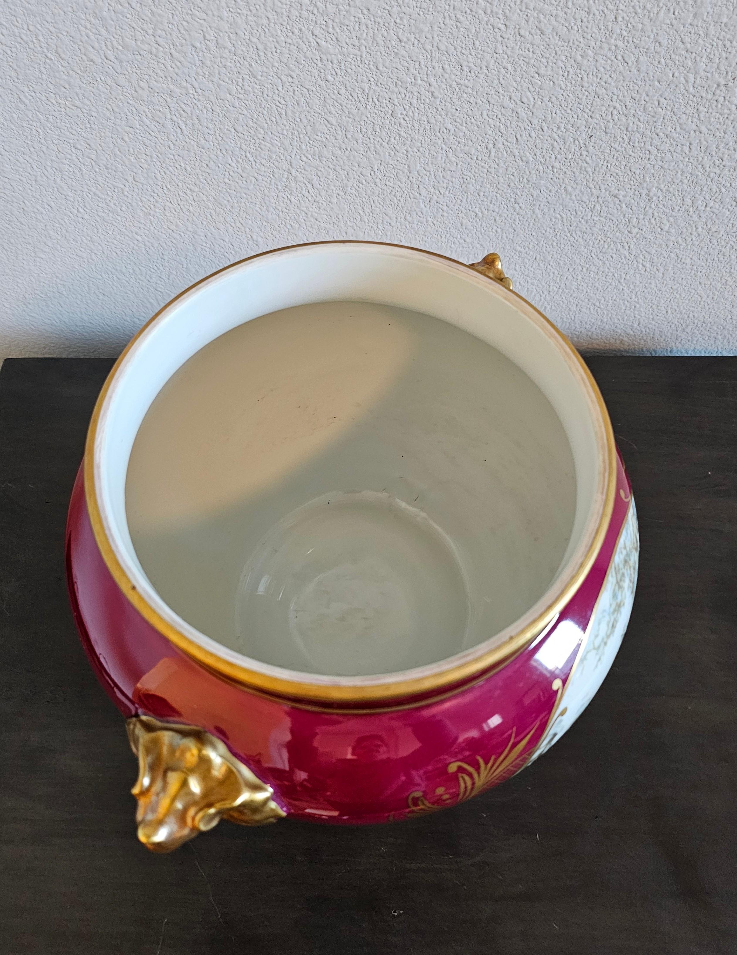 Französisch Limoges Porzellan Zweiteilige Burgund vergoldet gemalt Vase Cachepot auf Stand im Angebot 3
