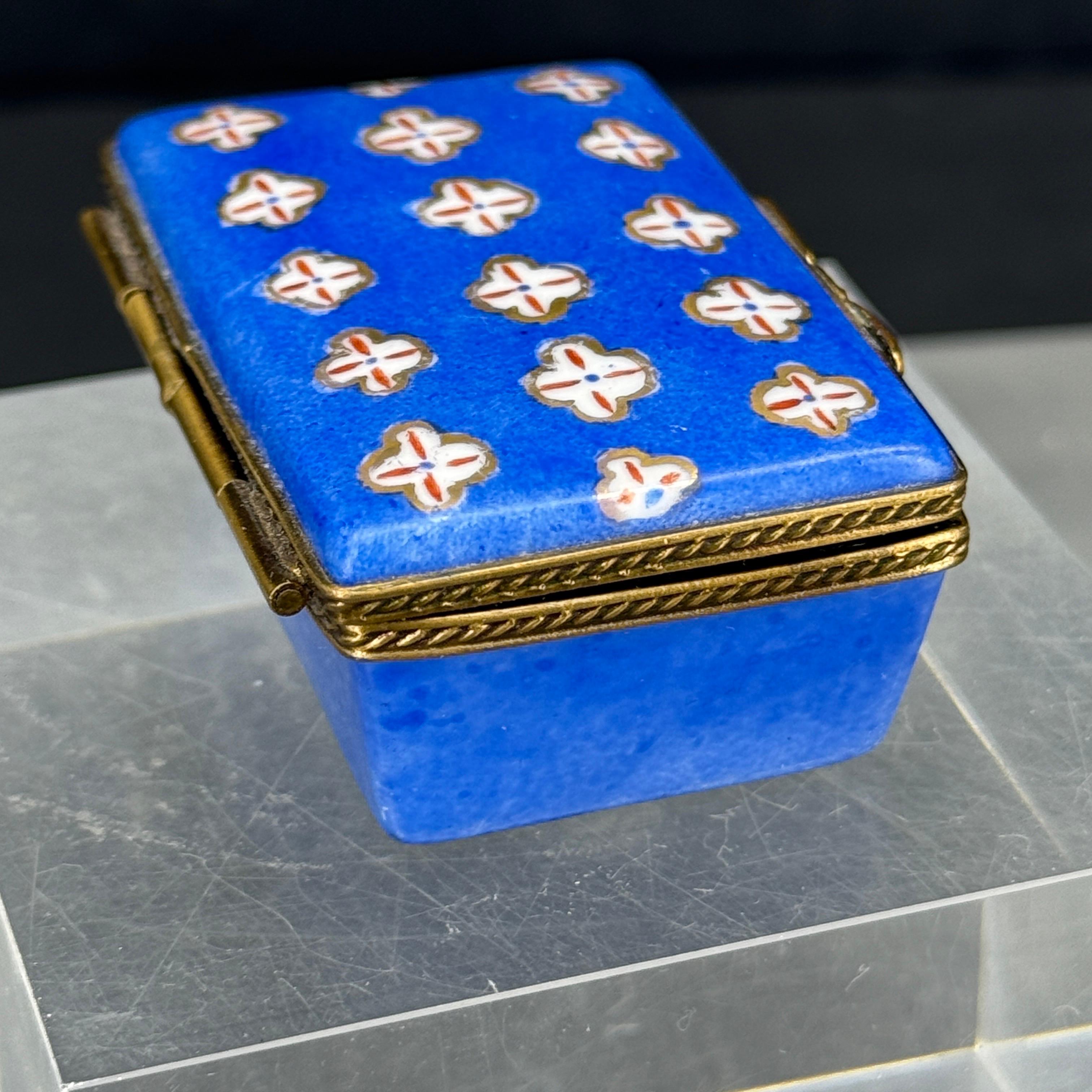 French Limoges Rectangular Hand Painted Porcelain Trinket Box In Good Condition For Sale In Haddonfield, NJ