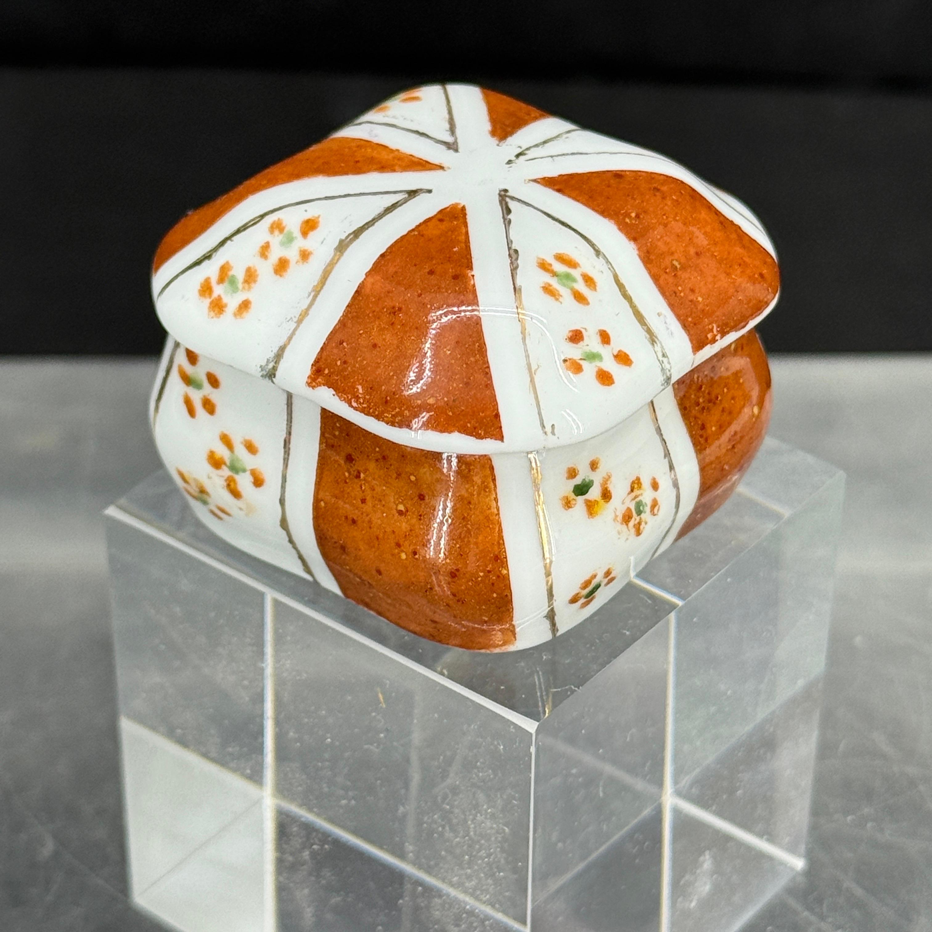 French Limoges Small Hand Painted Floral Trinket Box In Good Condition For Sale In Haddonfield, NJ