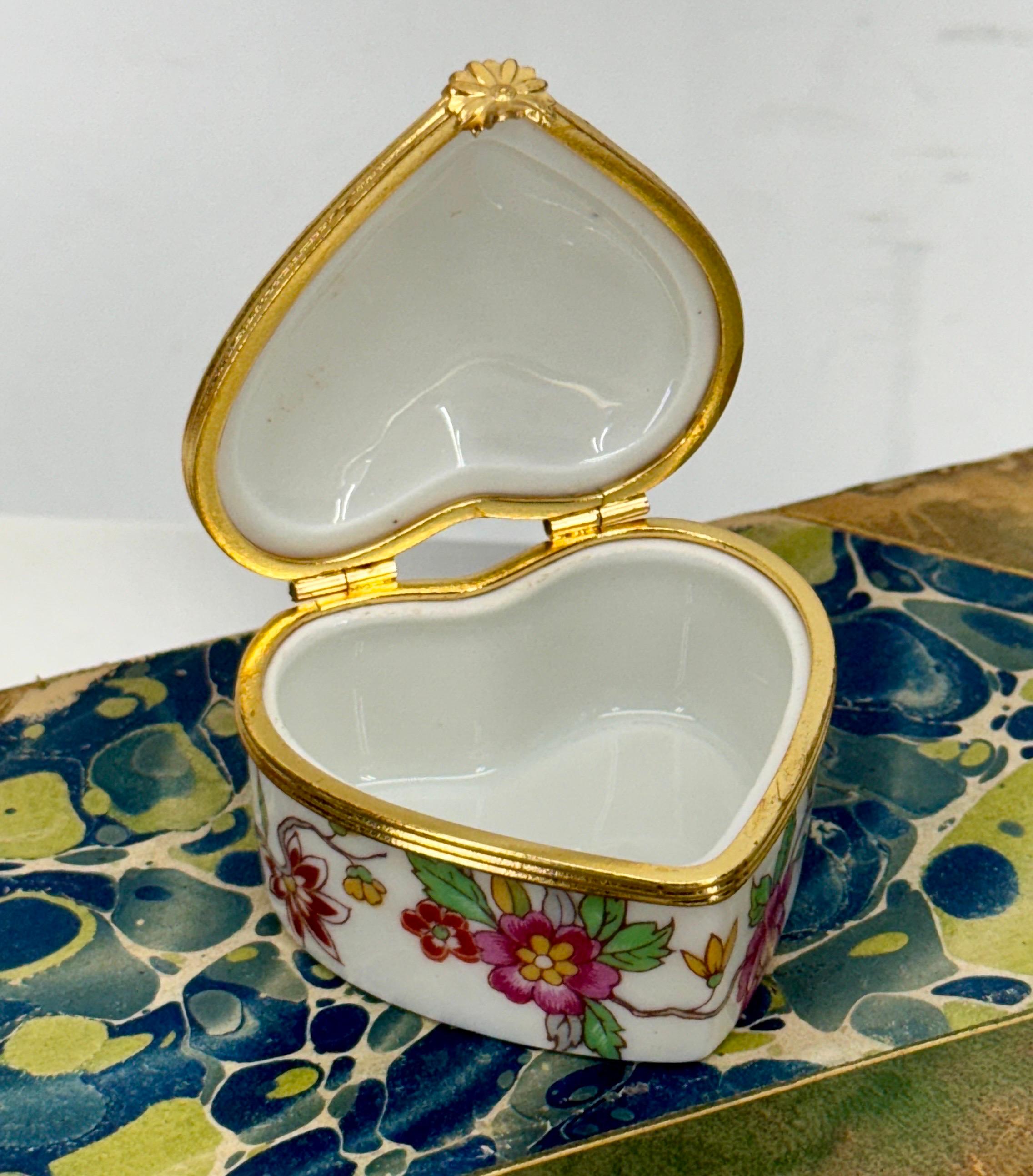 French Limoges Small Heart Shaped Floral Trinket Box In Good Condition For Sale In Haddonfield, NJ