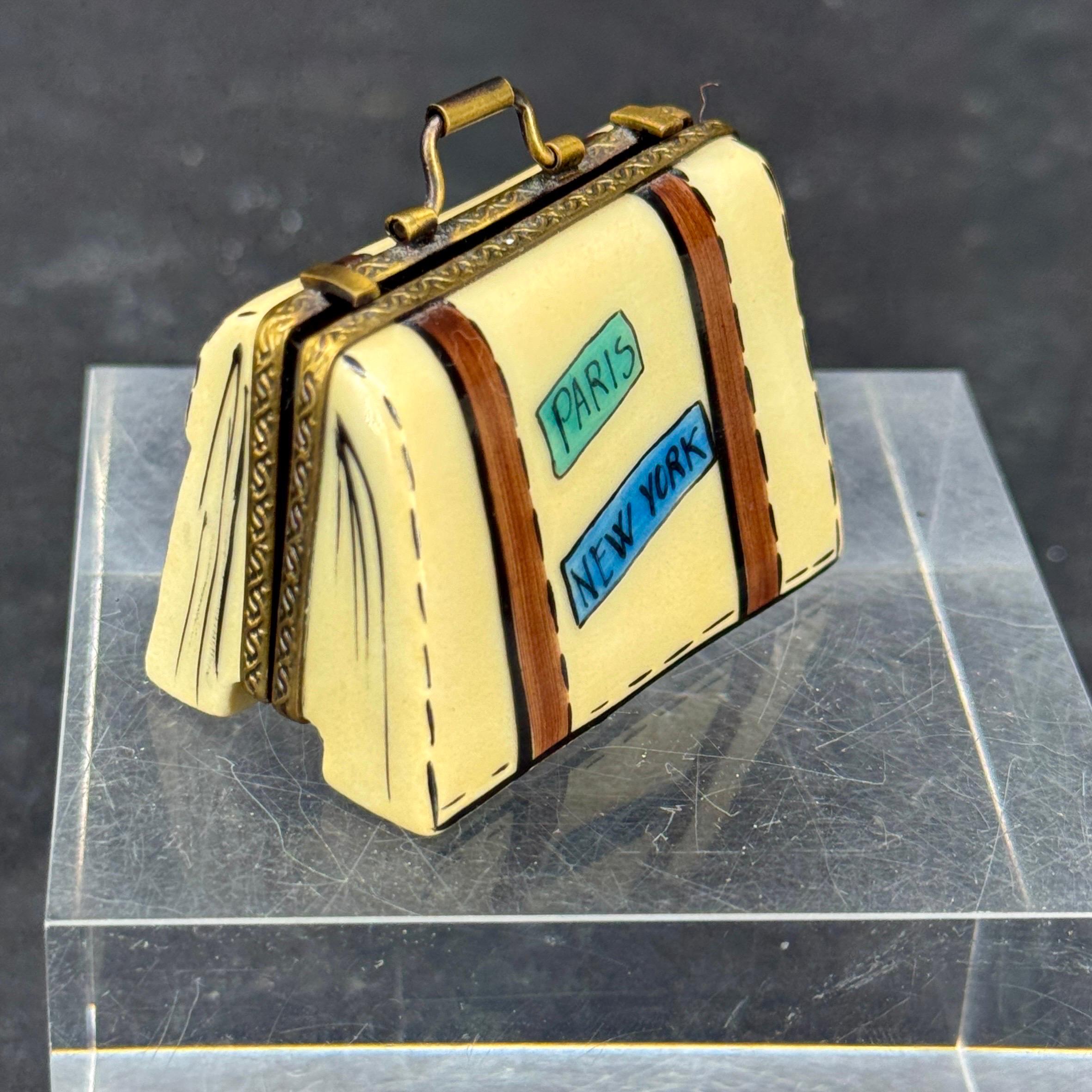 French Limoges Trinket Travel Suitcase Box Paris London New York In Good Condition In Haddonfield, NJ