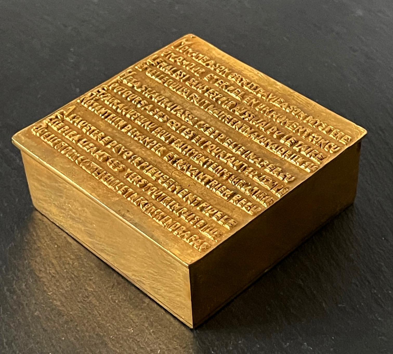 A wonderful jewelry box in gilt cast bronze by Parisian art jeweler Line Vautrin (1913-1997). From a small special series, the designer created circa 1945-55. on which some French poems were cast in relief on the cover. This box features a