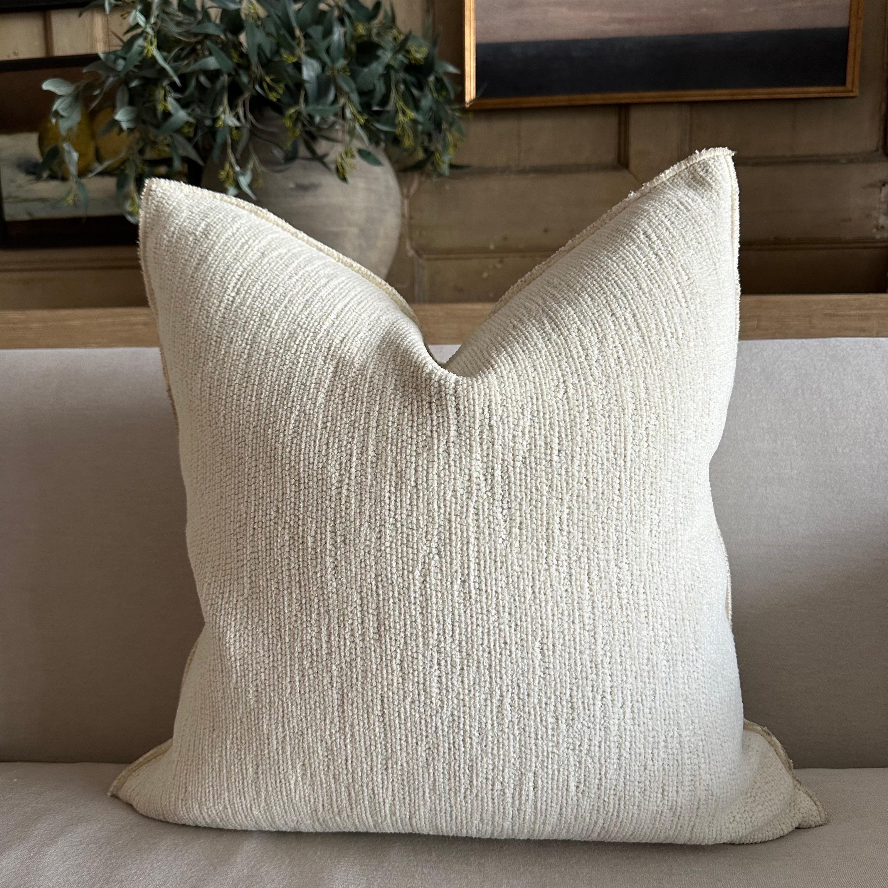 MDV Toile Tuftée Upcyclée 
Color: Créme
A beautiful wool cotton and linen blend accent pillow. 
Soft touch, creamy, velvety feel.
These pillows are crafted from a luxurious wool, cotton and linen blend, this throw pillow will bring a natural element
