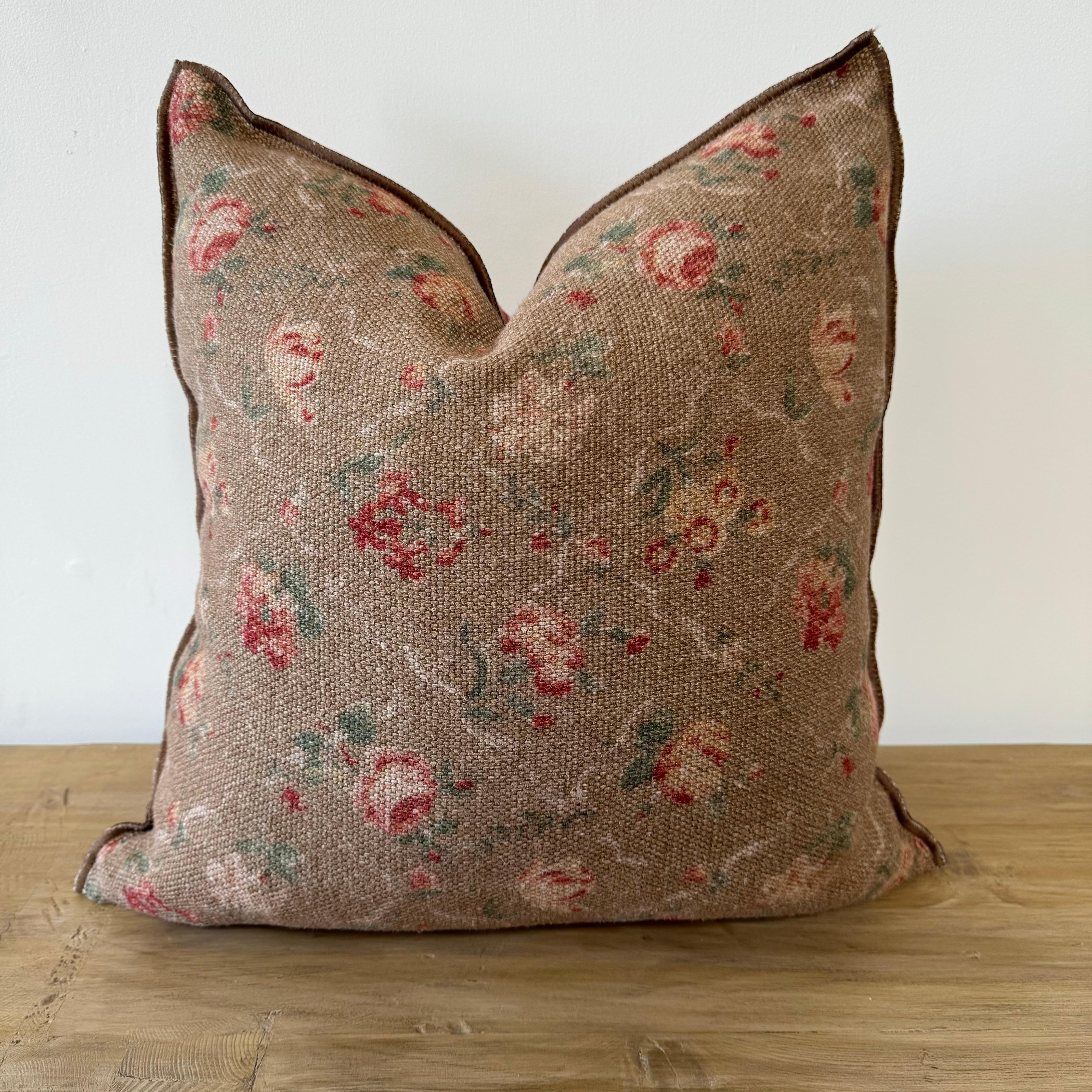 Made in France
100% pure linen pillow printed on a brown linen with floral print.  The edges have a binded edge, and metal zipper closure
Wabi Sabi Estampado
Collection: Jardin Secret Blush
Size: 20