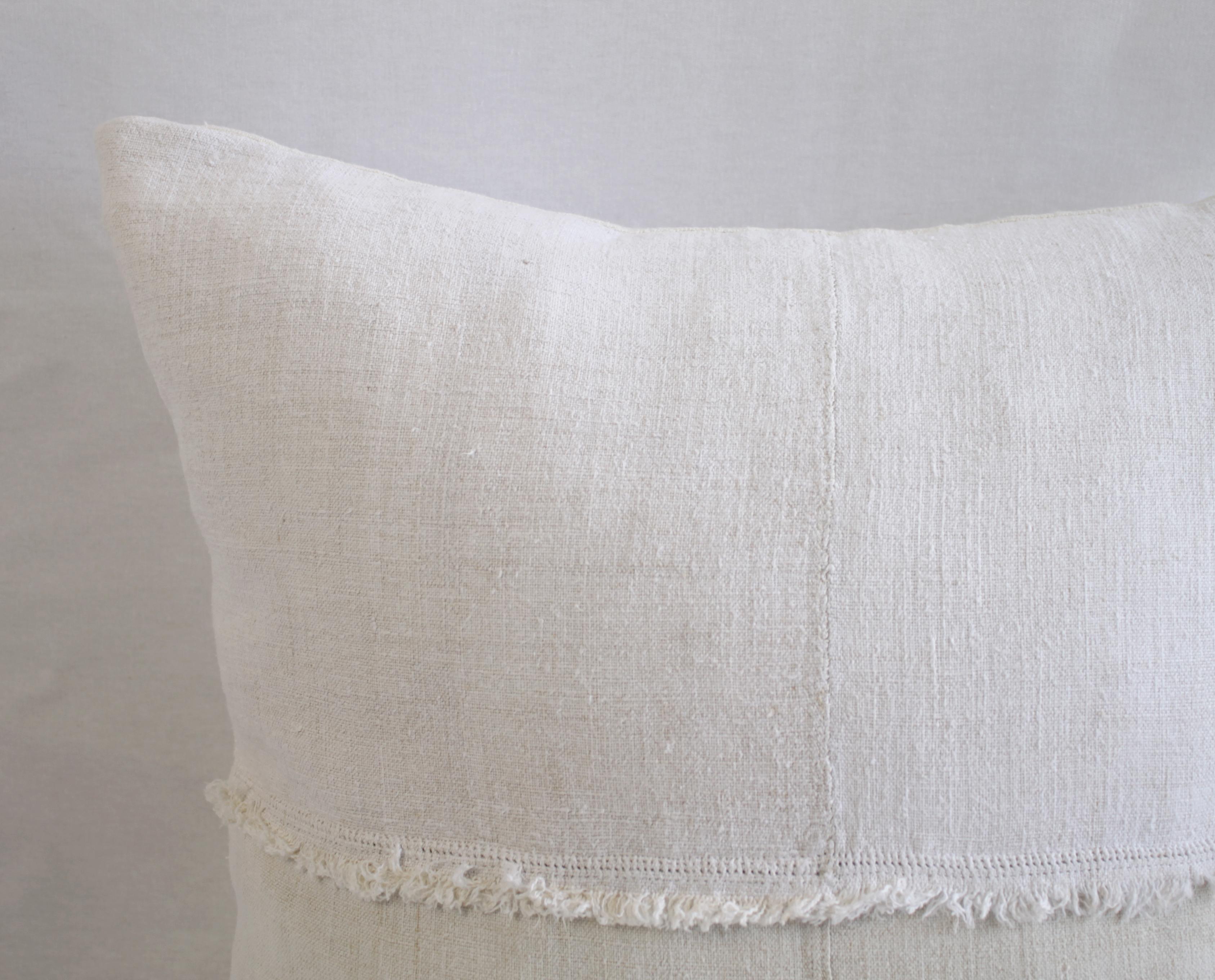 French Linen Pillow in Off White with Fray Details In Good Condition In Brea, CA