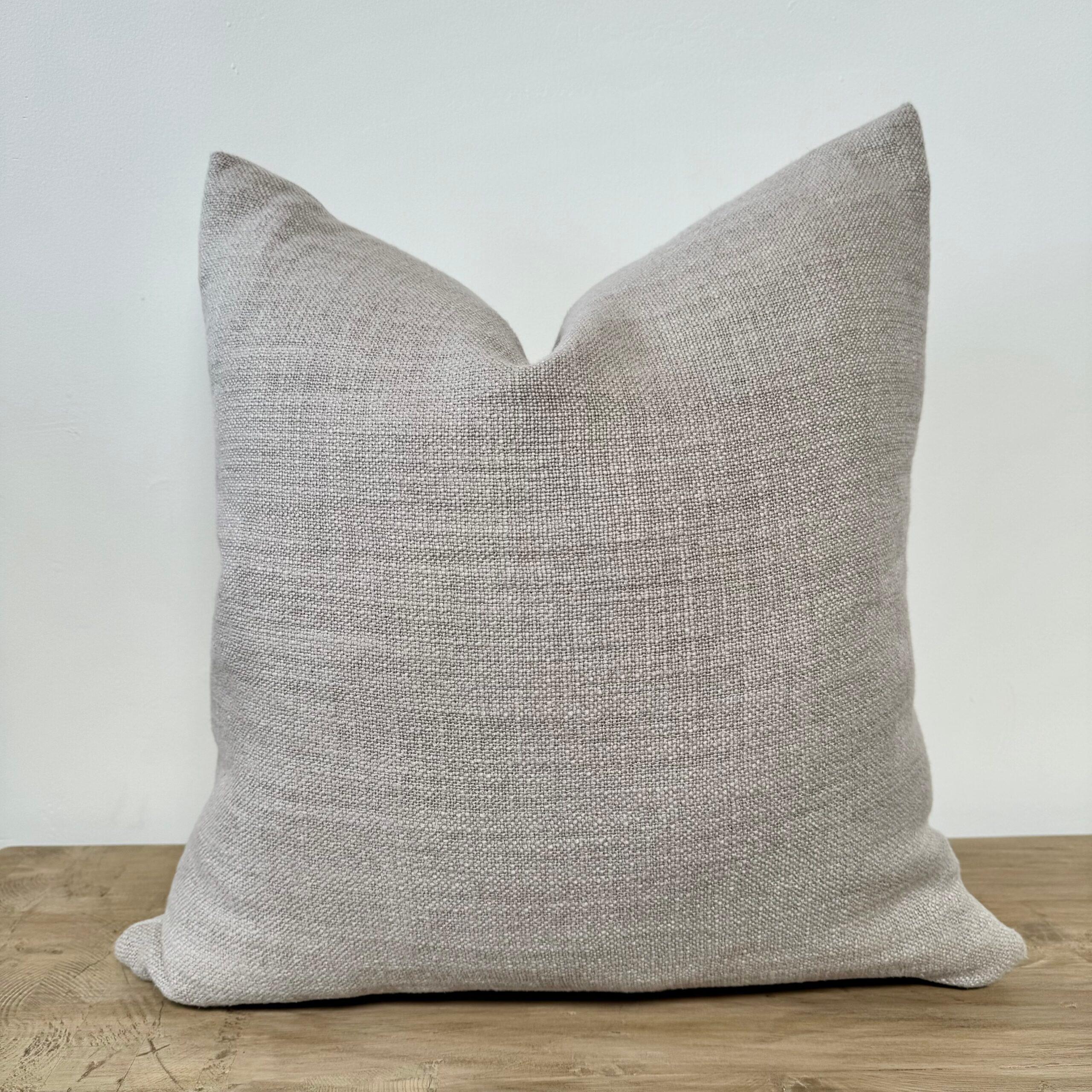 Una lussuosa faccia in lino intrecciato pesantemente e un retro in lino lavato a pietra.
Il tessuto di lino è importato dalla Francia.
Realizzato su ordinazione, può essere personalizzato in base alle tue dimensioni.
Colore: Naturale
Cerniera in