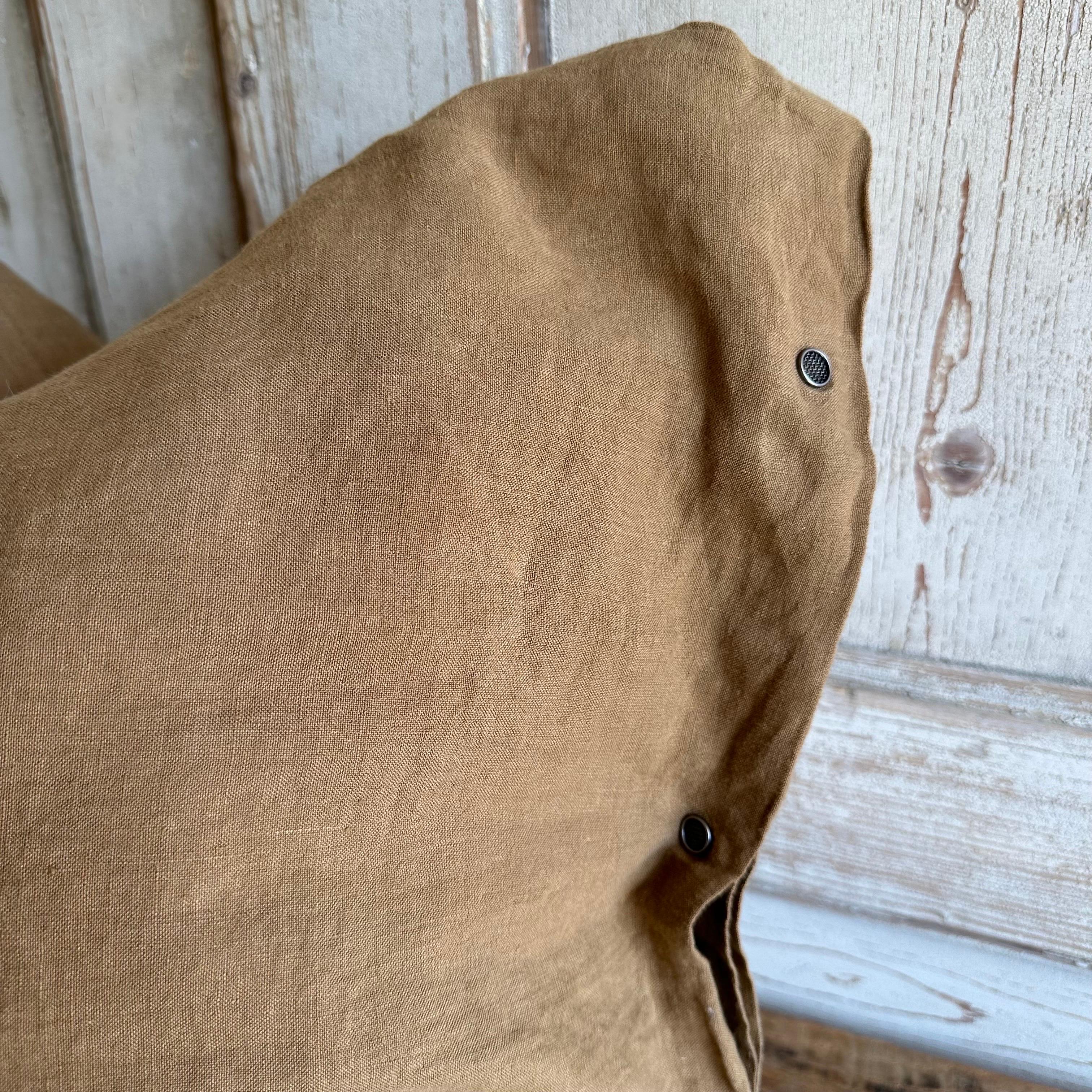 Beautiful stone washed taie d'oreiller linen pillow cover.
Color: Caramel
Size 25