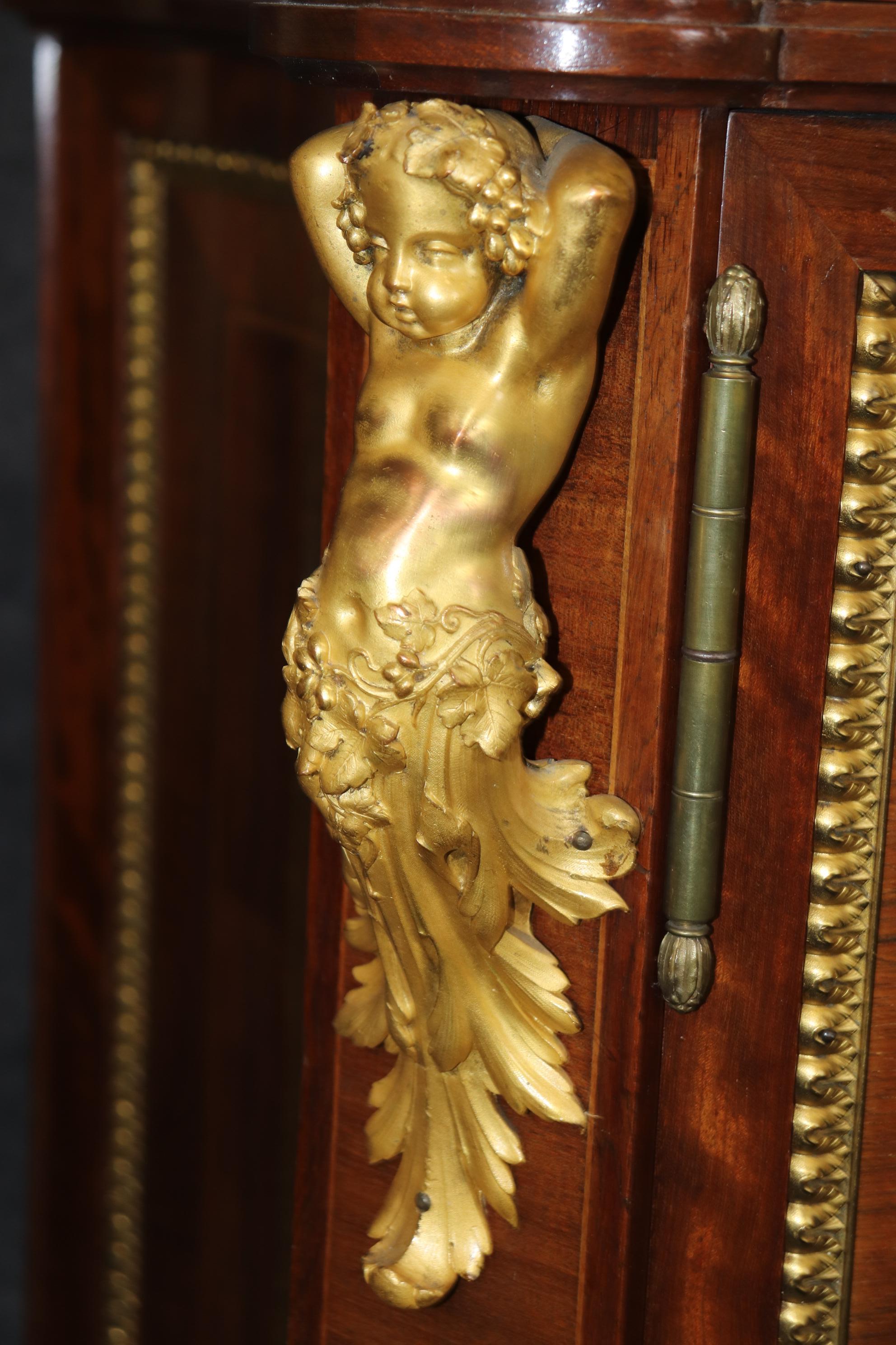 Louis XVI Commode ancienne de qualité Linke en acajou avec montures putti en bronze « Dore »  en vente