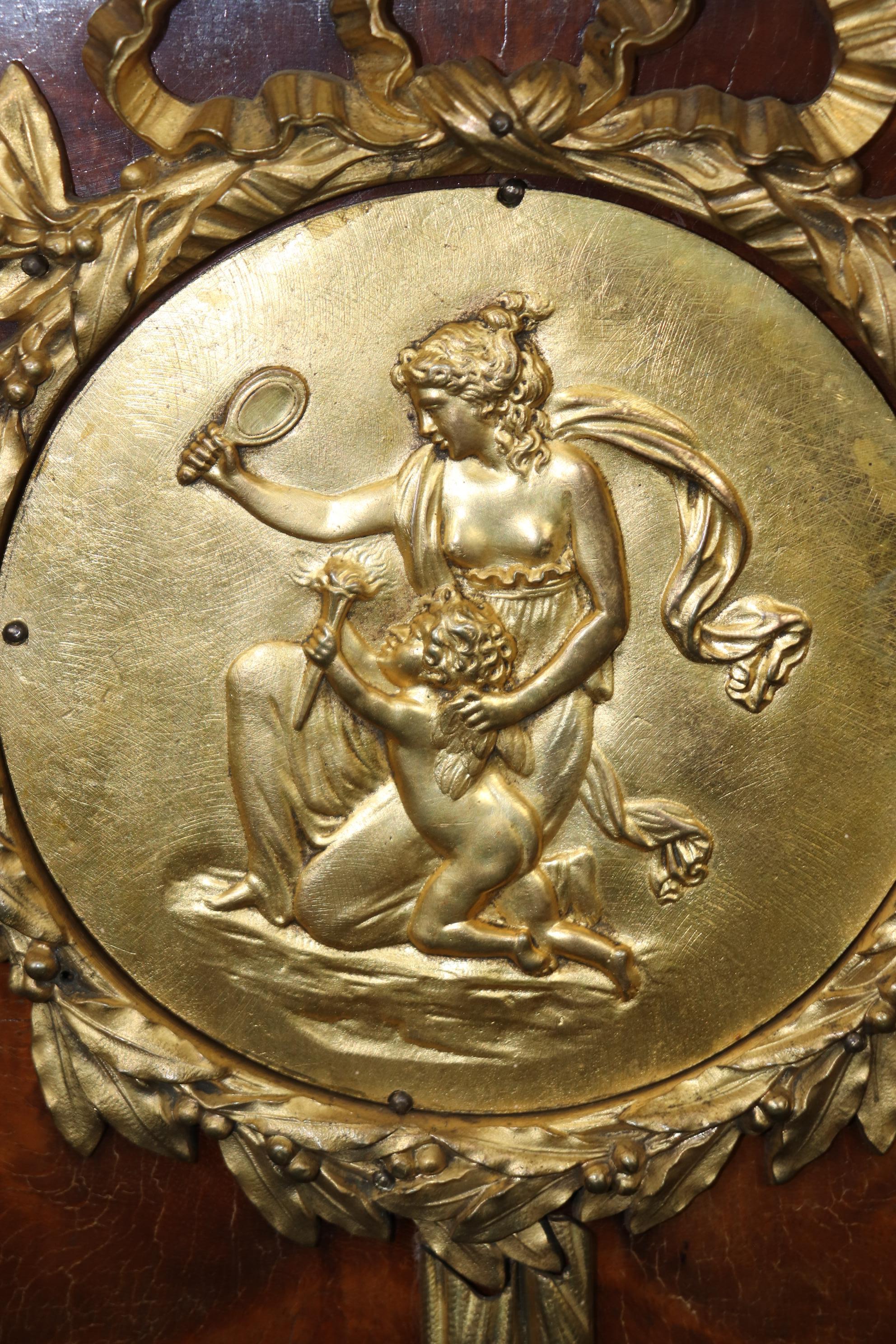 Französische antike Mahagoni-Kommode in Gliederqualität mit Puttenbeschlägen aus Dore' Bronze  (Spätes 19. Jahrhundert) im Angebot