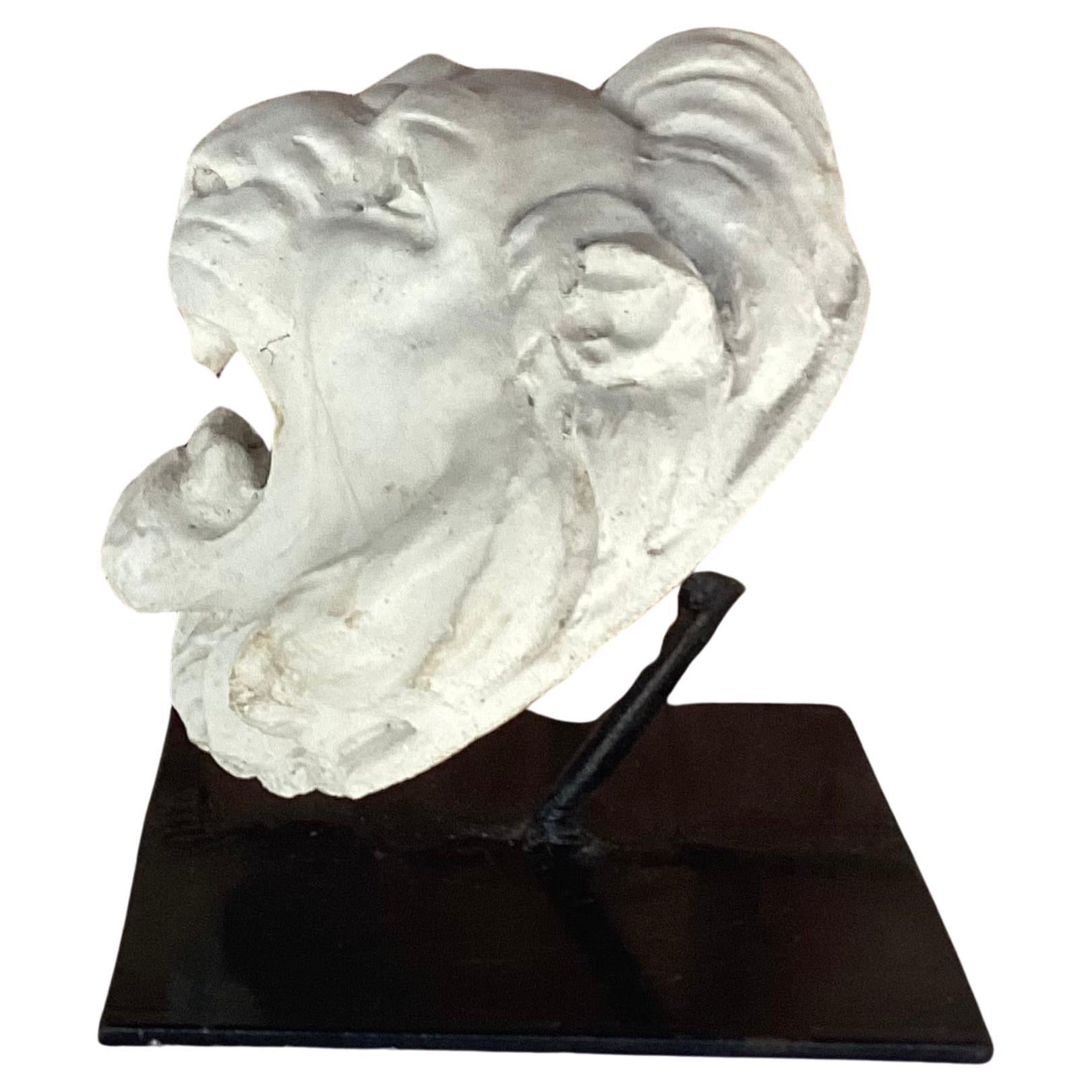 Greco-romano Scultura di testa di fontana con maschera di leone francese, montata su supporto di ferro in vendita