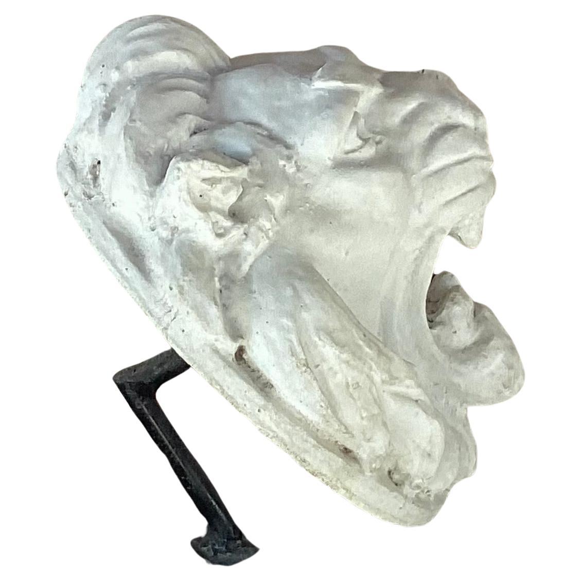 Francese Scultura di testa di fontana con maschera di leone francese, montata su supporto di ferro in vendita