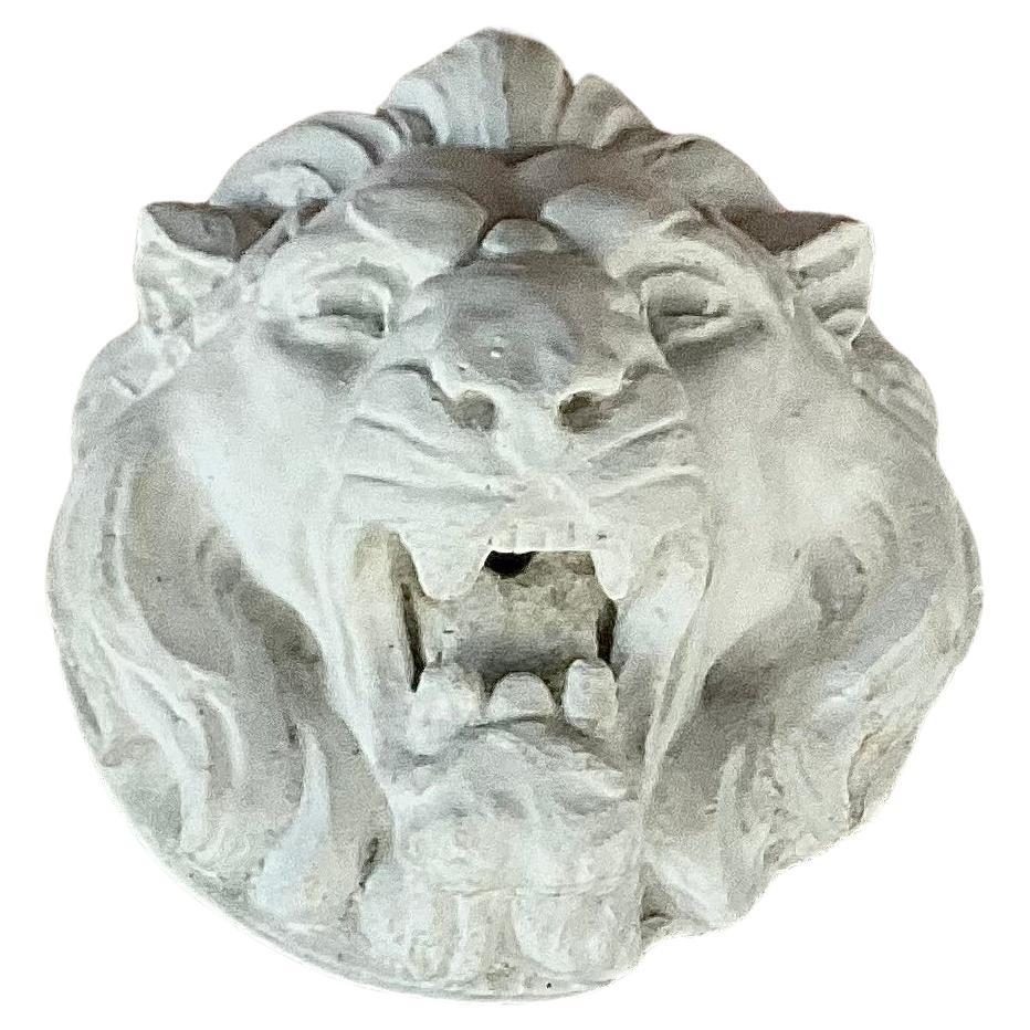 Scultura di testa di fontana con maschera di leone francese, montata su supporto di ferro In condizioni buone in vendita a Bradenton, FL