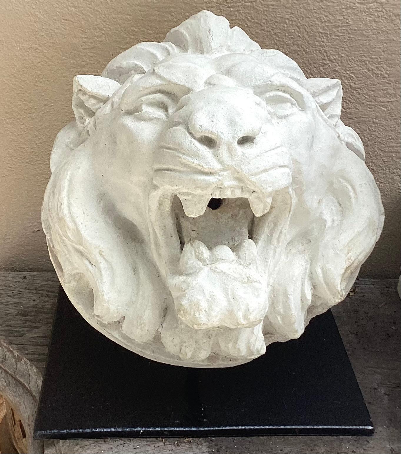 XX secolo Scultura di testa di fontana con maschera di leone francese, montata su supporto di ferro in vendita