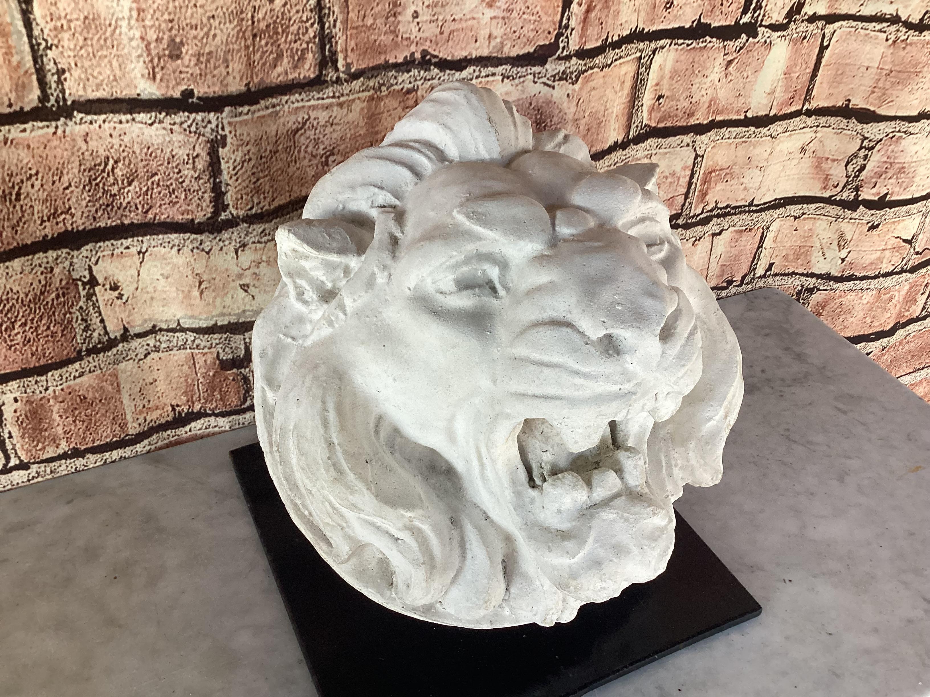 Pietra Scultura di testa di fontana con maschera di leone francese, montata su supporto di ferro in vendita