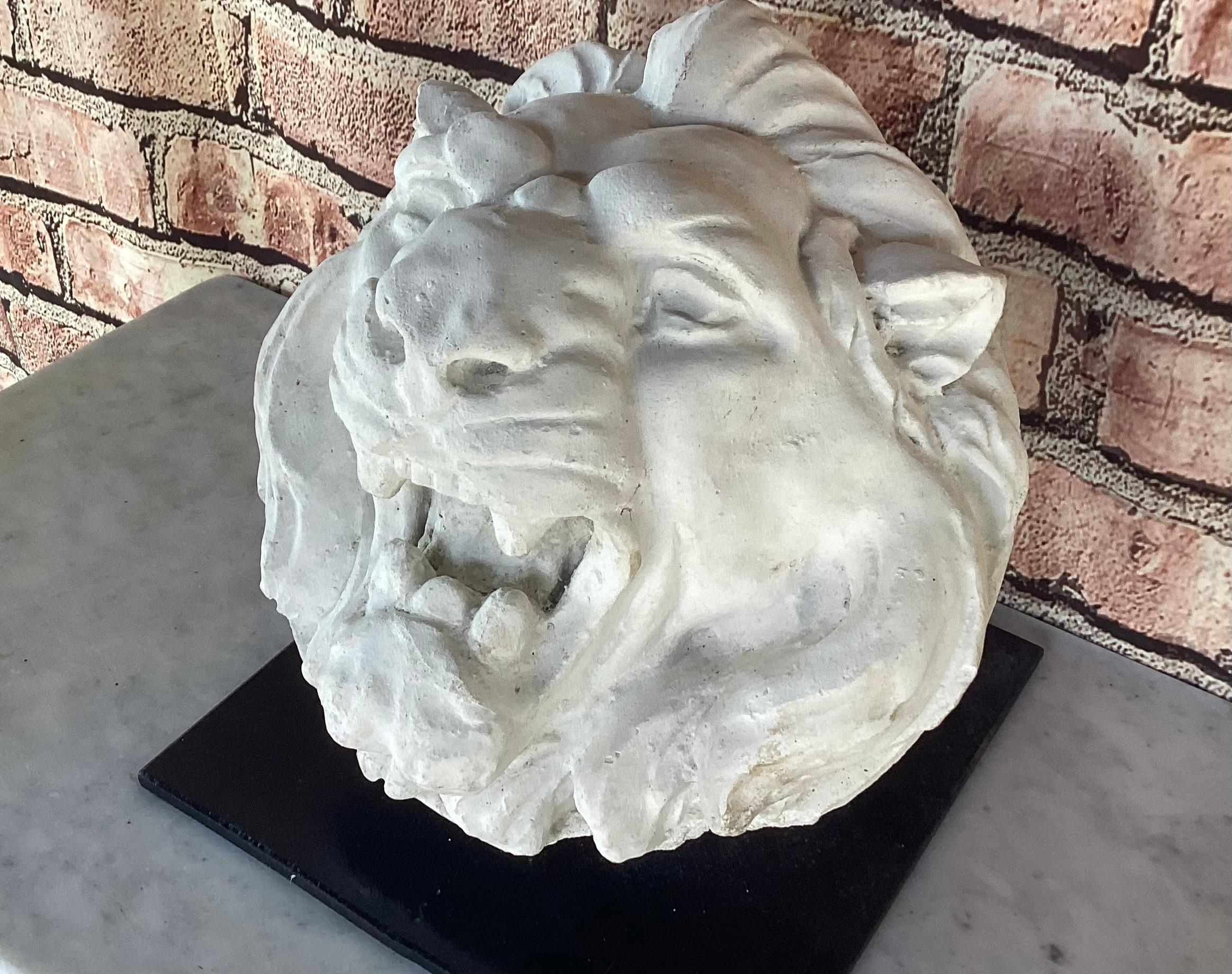 Scultura di testa di fontana con maschera di leone francese, montata su supporto di ferro in vendita 1