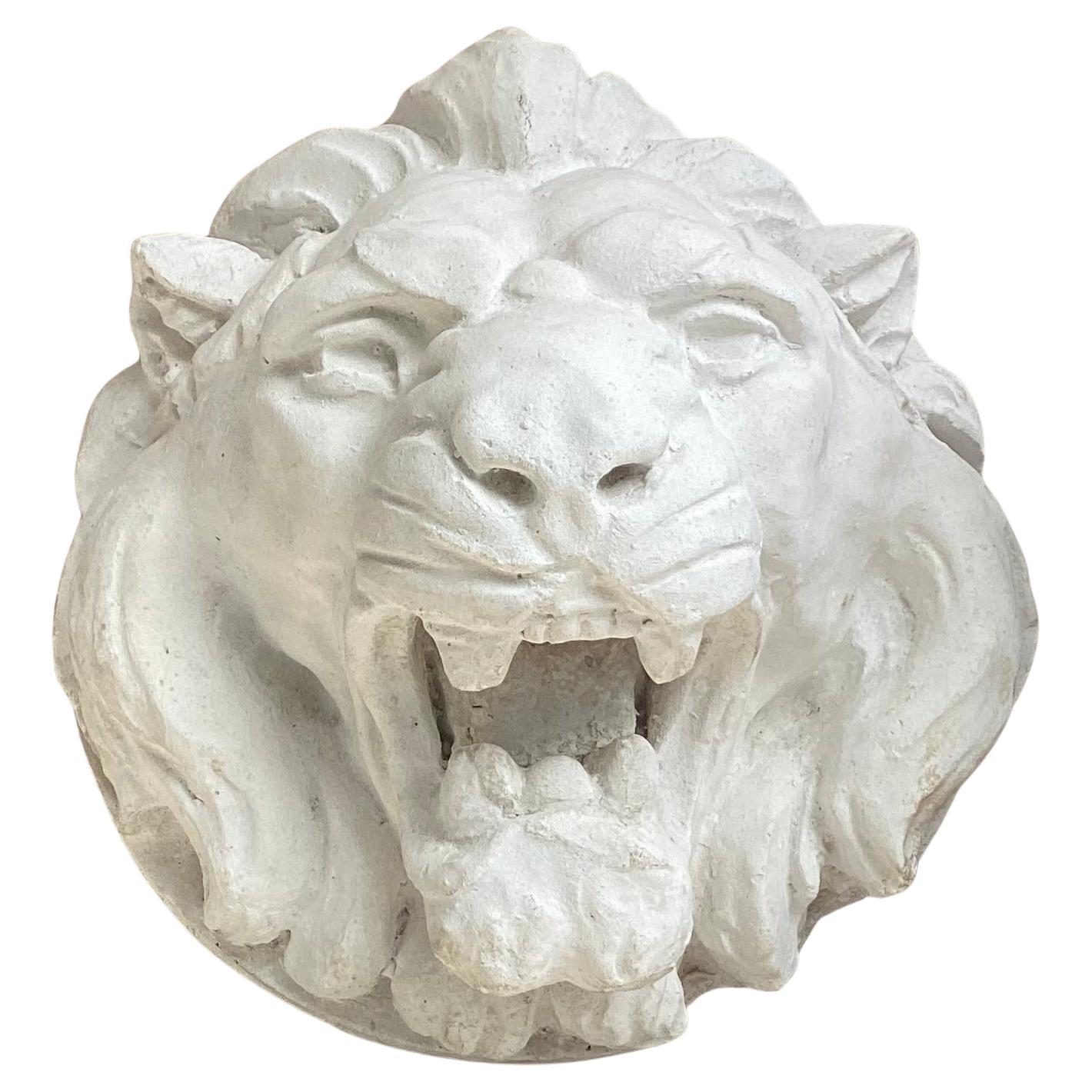 Escultura francesa de cabeza de fuente con máscara de león, montada en soporte de hierro