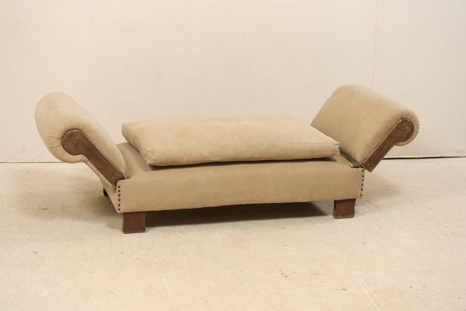 French Lit De Jour ‘Daybed’ circa 1920s-1930s with Nice Rounded Arms In Good Condition For Sale In Atlanta, GA