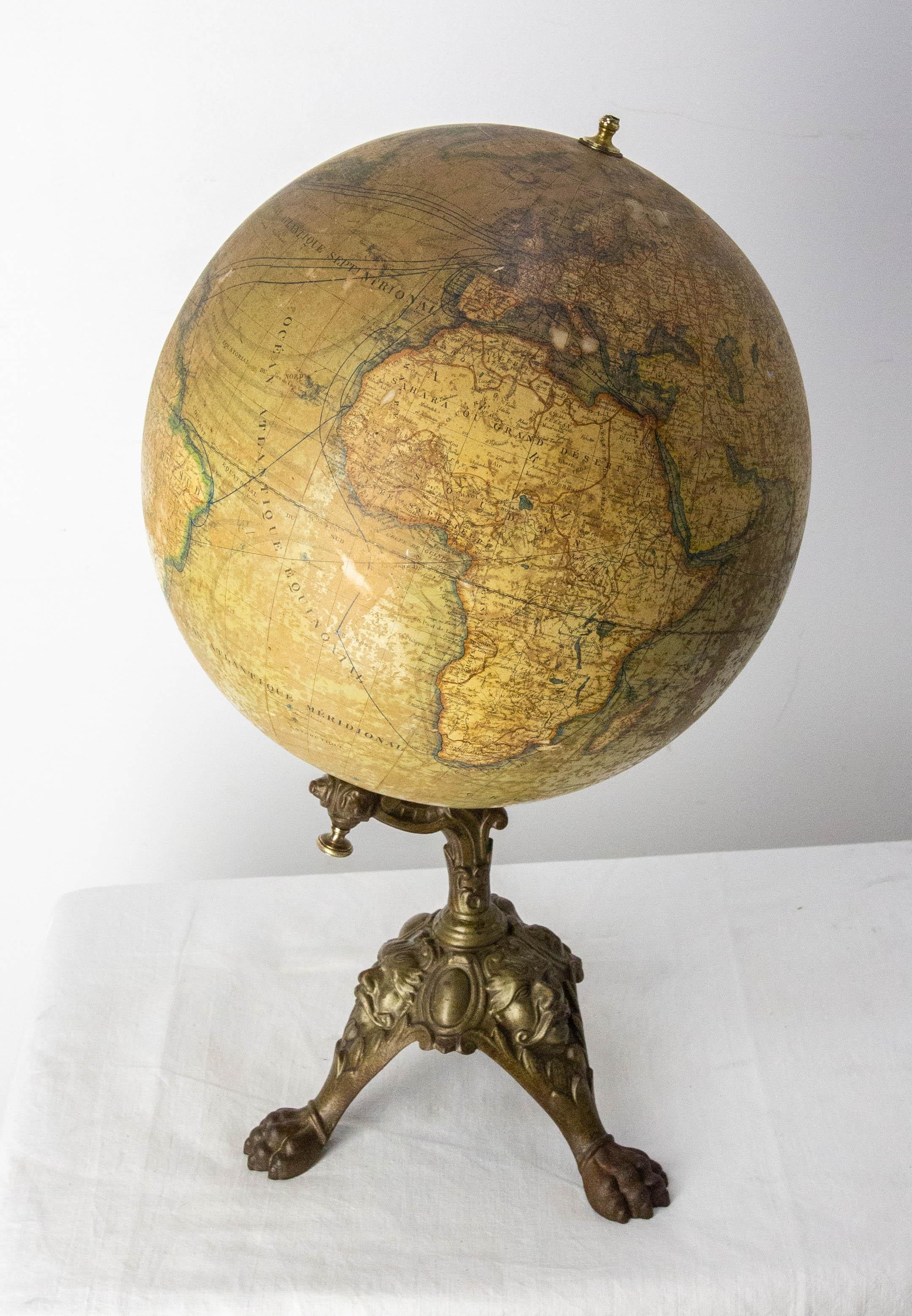 Globo in carta litografata e ghisa, J. Lebègue & Cie - inizio 20° secolo

Globo realizzato da L. Windels Bruxelles
Il mappamondo ha una bellissima base in ghisa ricoperta da una patina di bronzo.
Il globo è in francese. Mostra le correnti oceaniche,