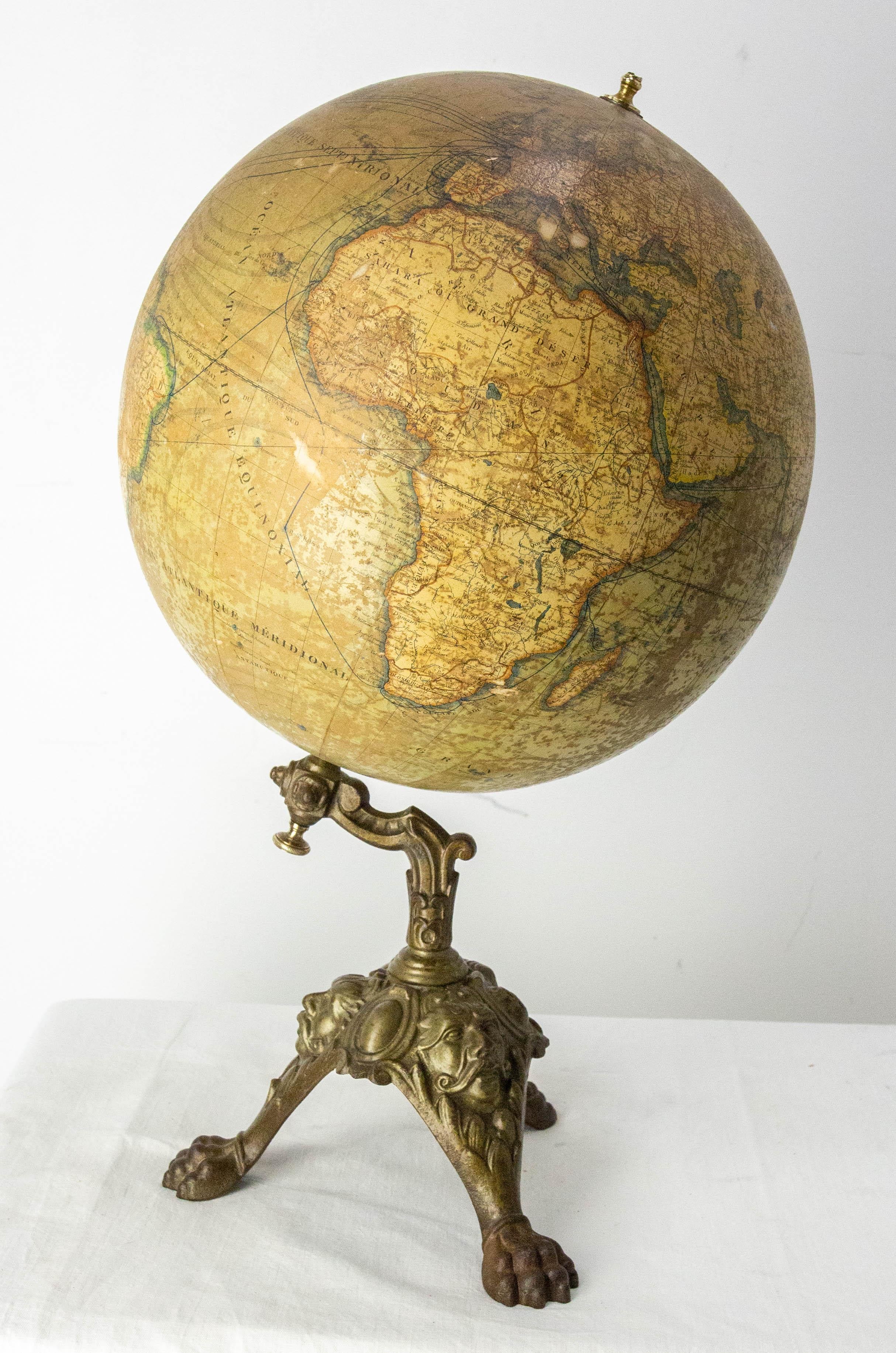 Stile provenzale Globo terrestre francese litografato con base in ghisa dell'inizio del XX secolo in vendita