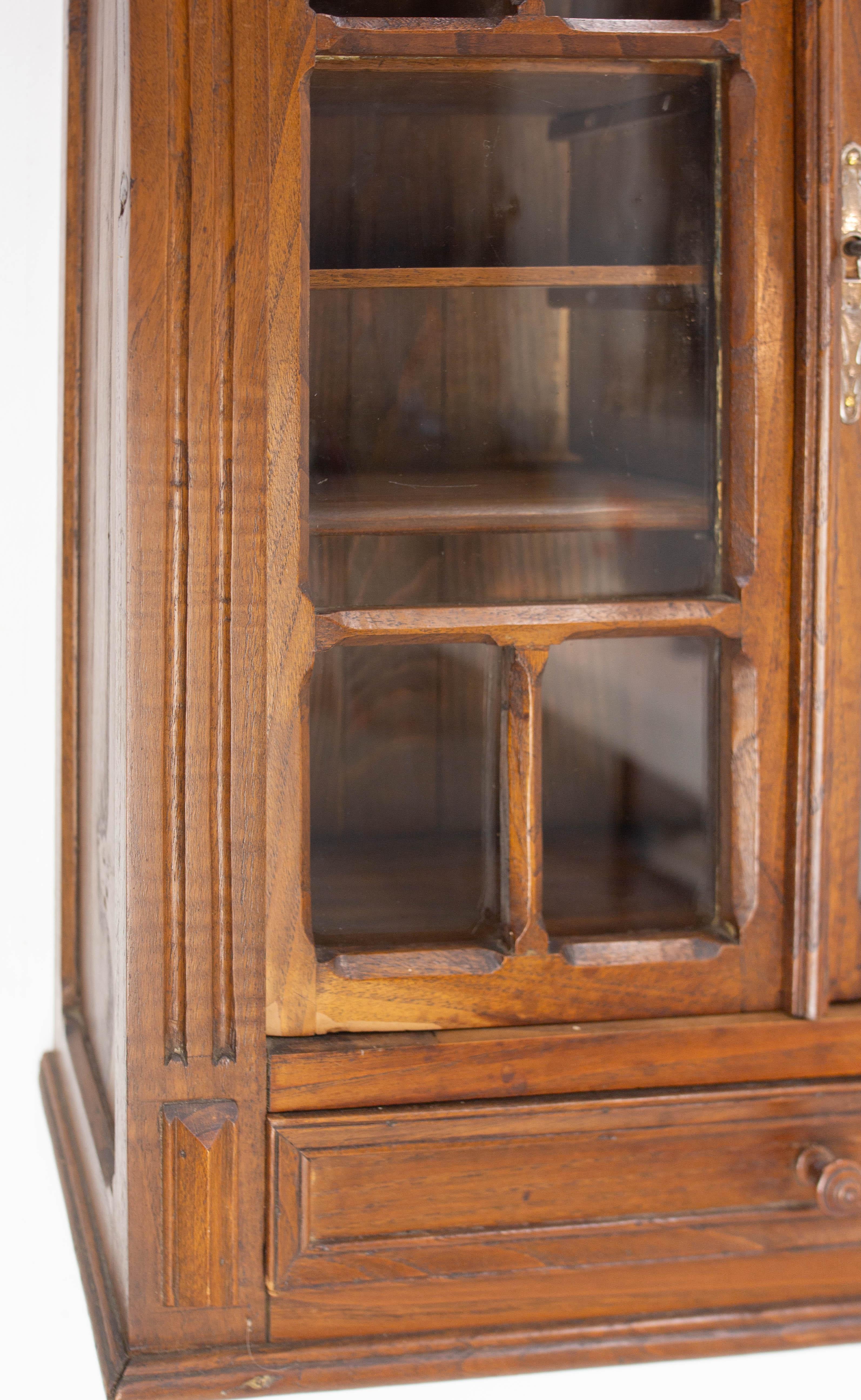 Kleiner französischer Schrank Zweitürig Eiche & Glas Wandschrank, um 1920 im Angebot 4